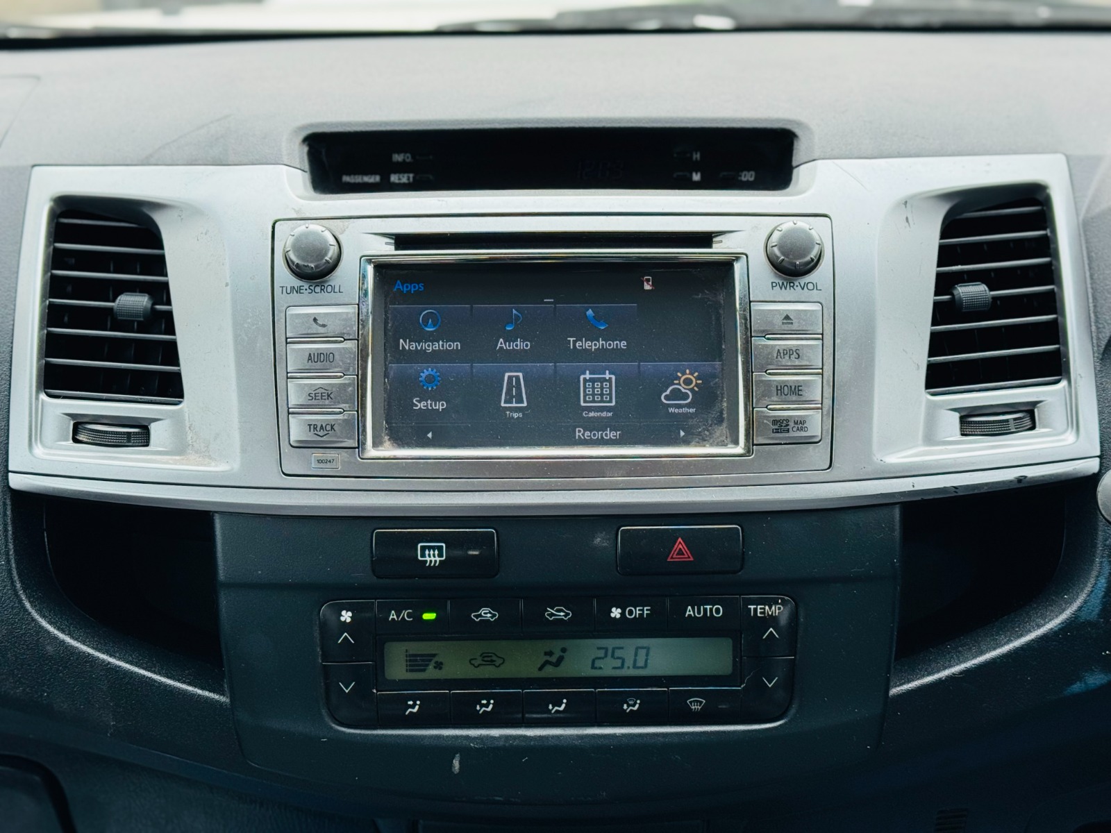 
								Toyota Hilux 2014 Model full									