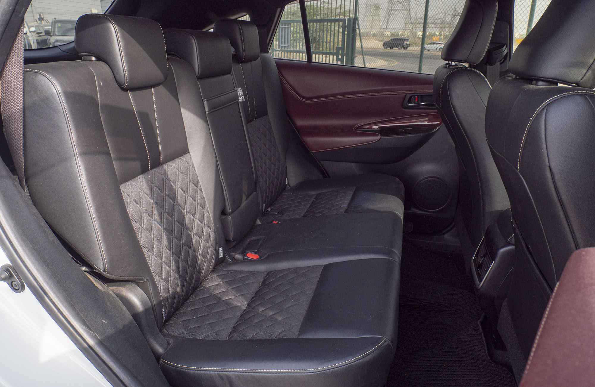 
								Toyota Harrier 2.0L Model 2015 full									