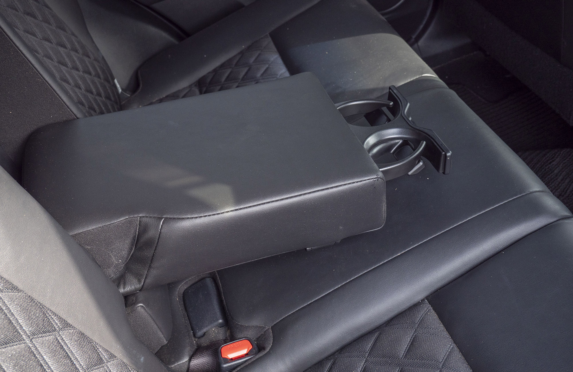 
								Toyota Harrier 2.0L Model 2015 full									