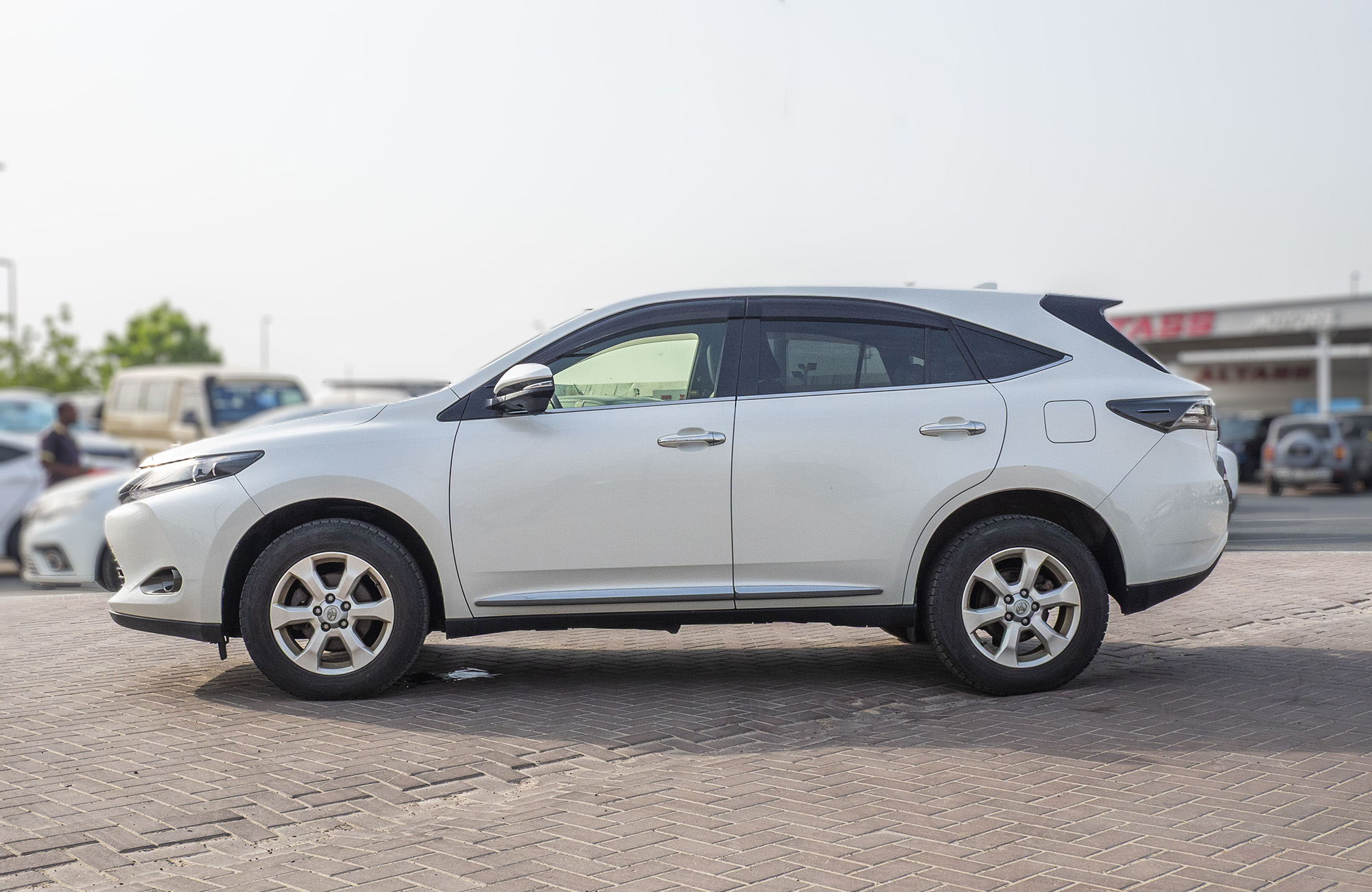 
								Toyota Harrier 2.0L Model 2015 full									