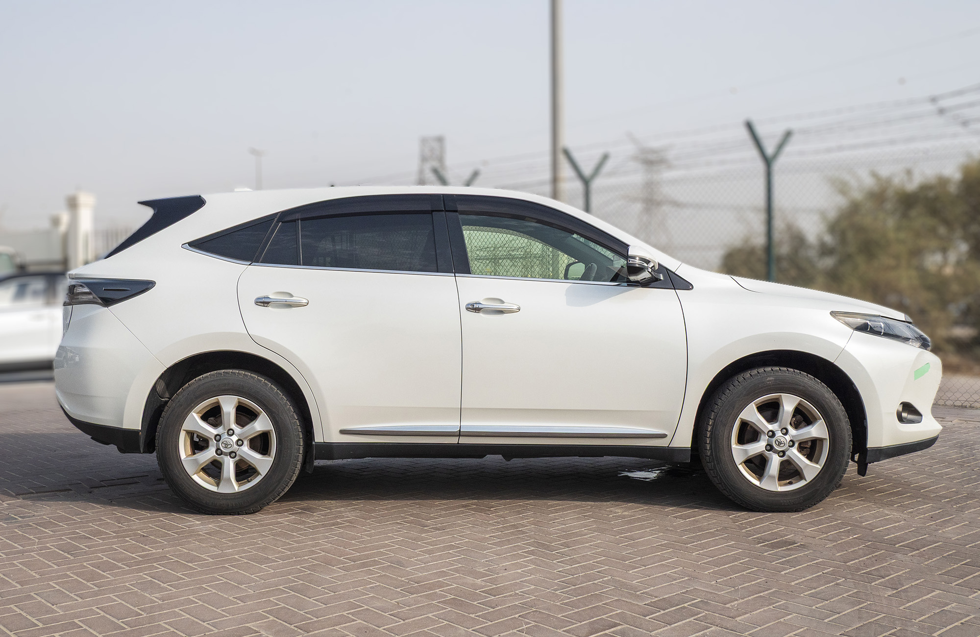 
								Toyota Harrier 2.0L Model 2015 full									