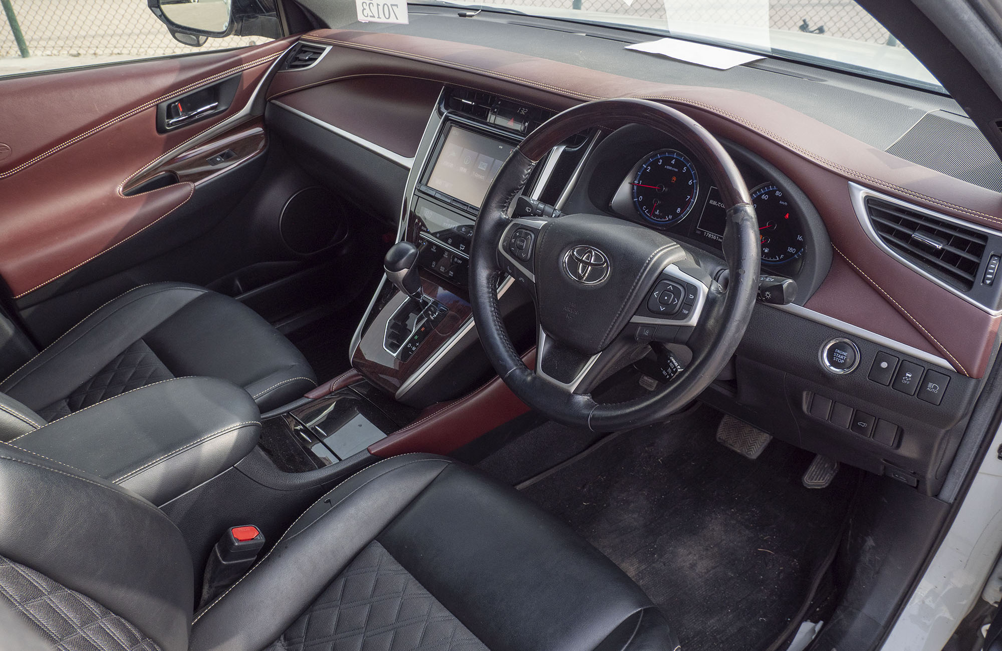 
								Toyota Harrier 2.0L Model 2015 full									