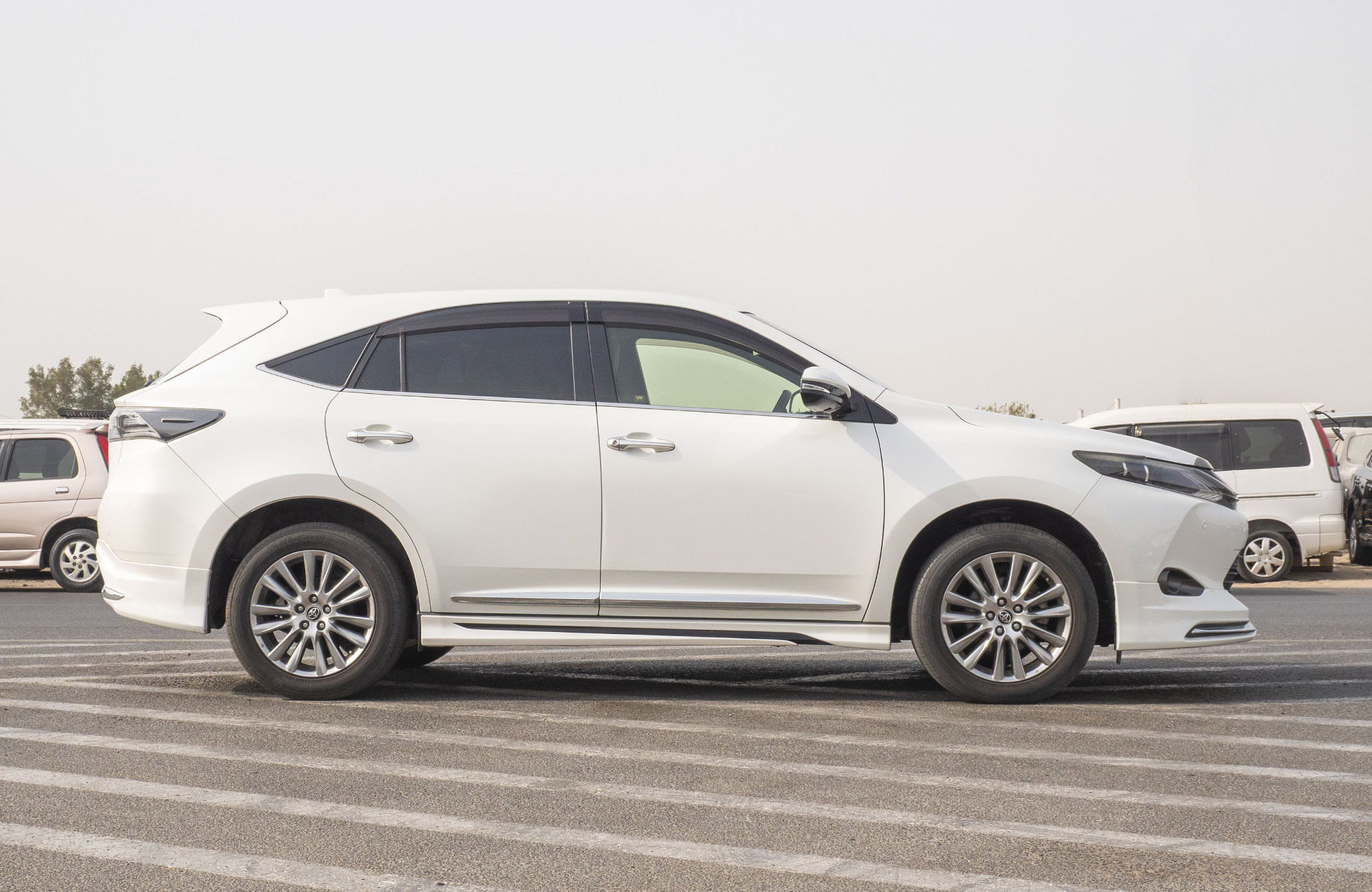 
								Toyota Harrier Model 2014 full									