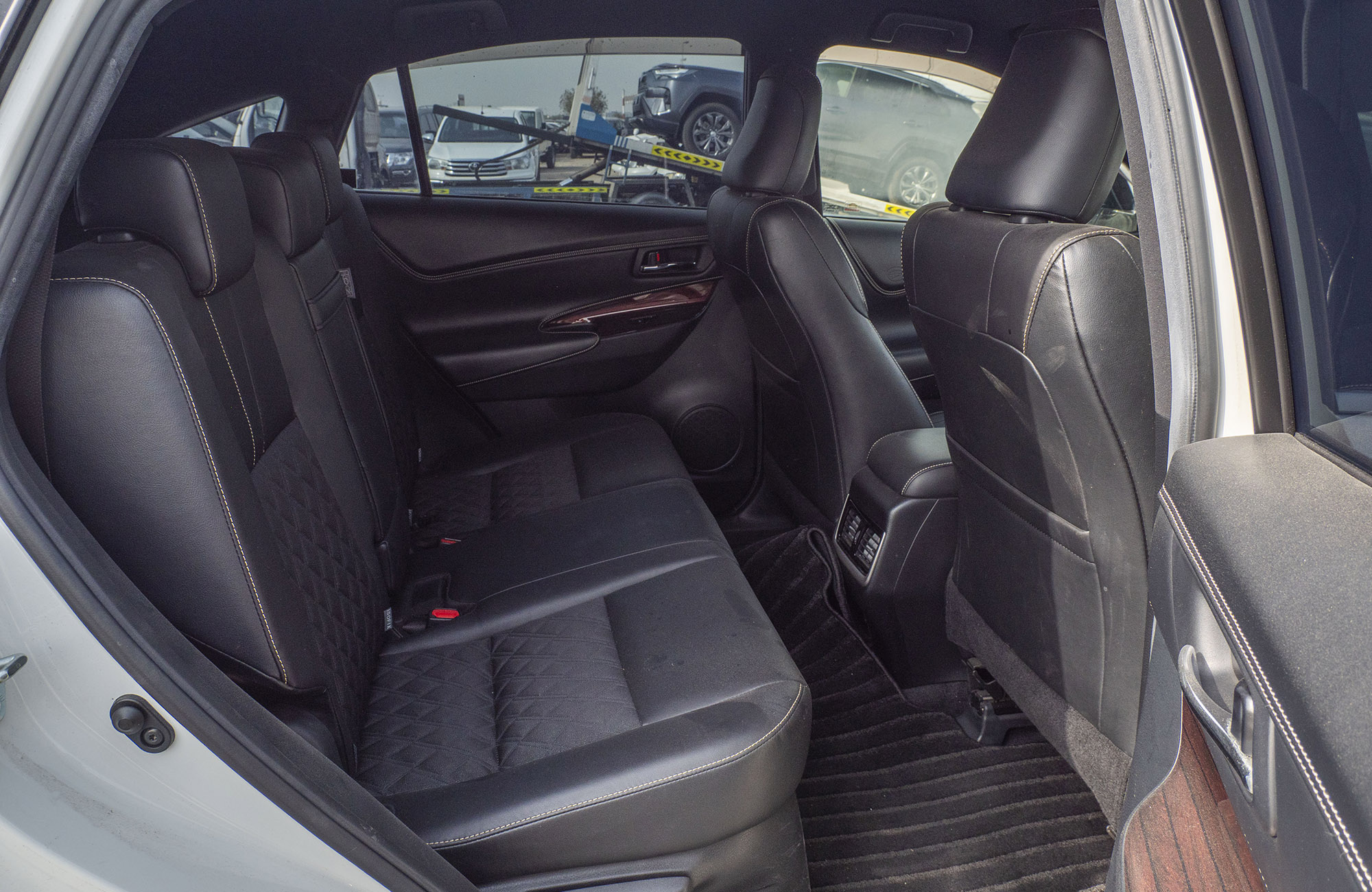 
								Toyota Harrier Model 2014 full									