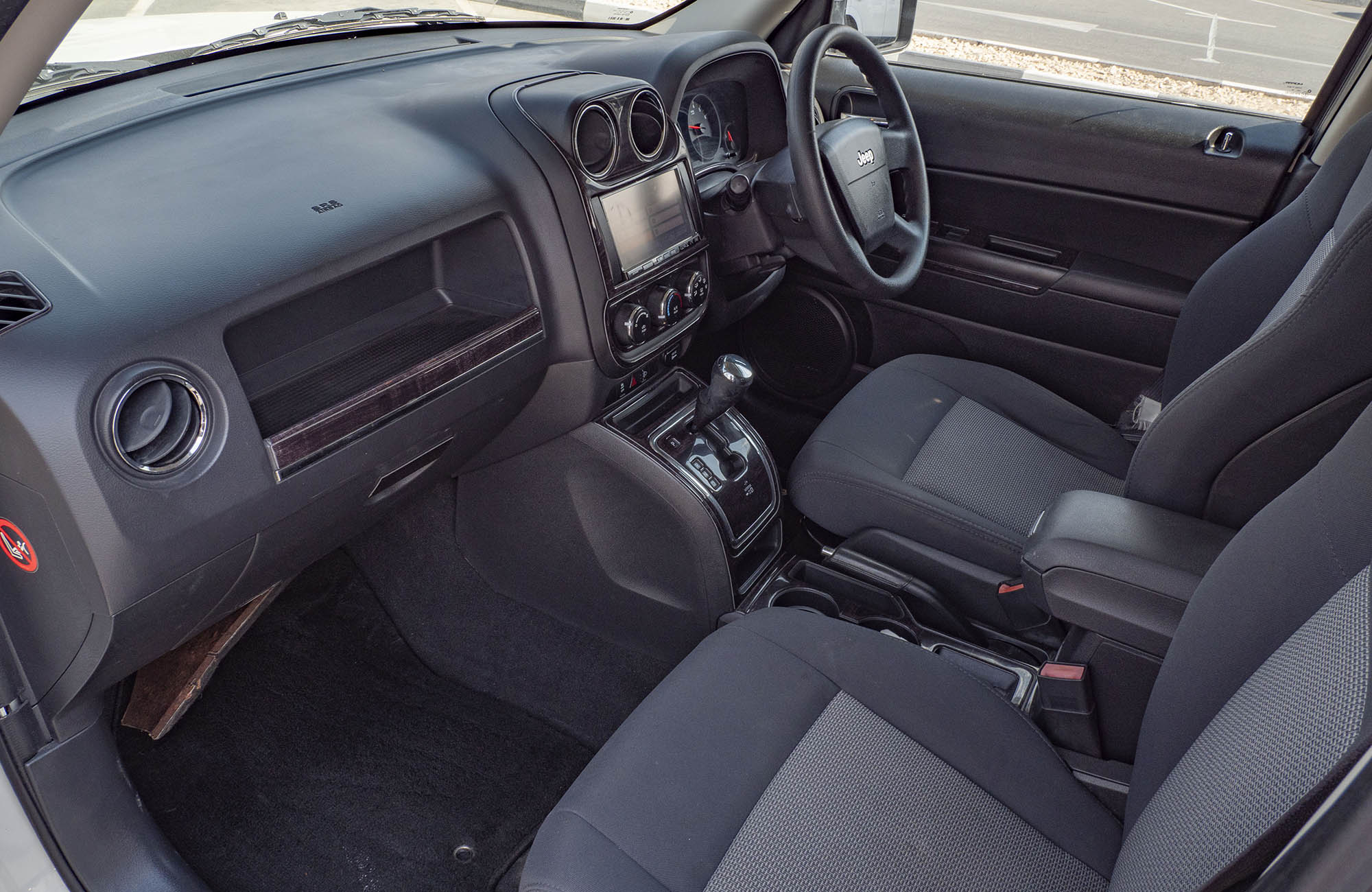 
								Jeep Patriot 2wd 2010 model full									