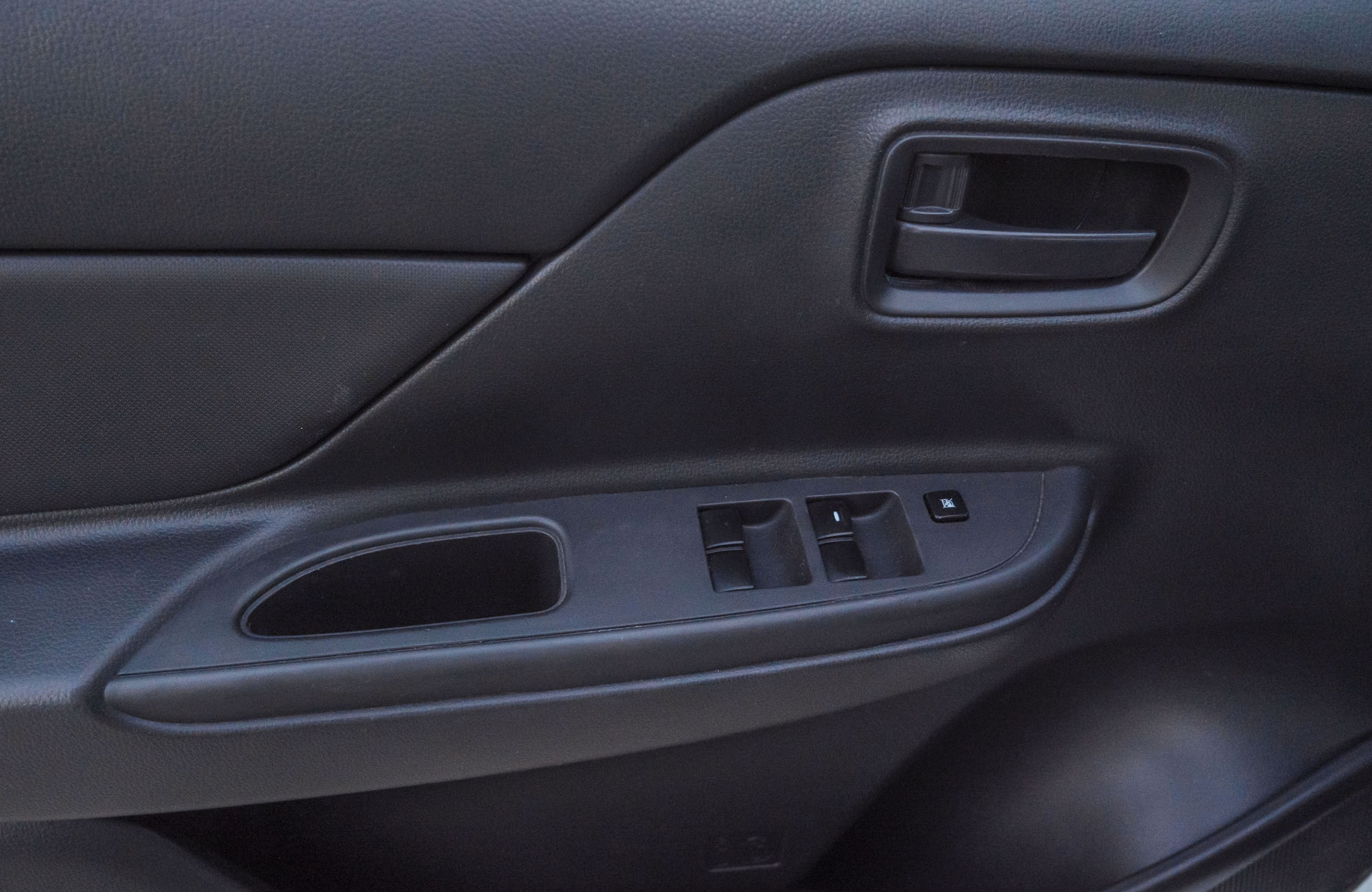 
								MITSUBISHI L200 PETROL 2.4CC MODEL 2021 full									