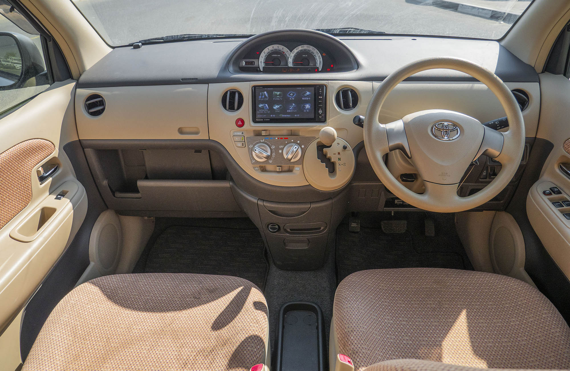 
								Toyota Sienta 2wd Model 2014 full									