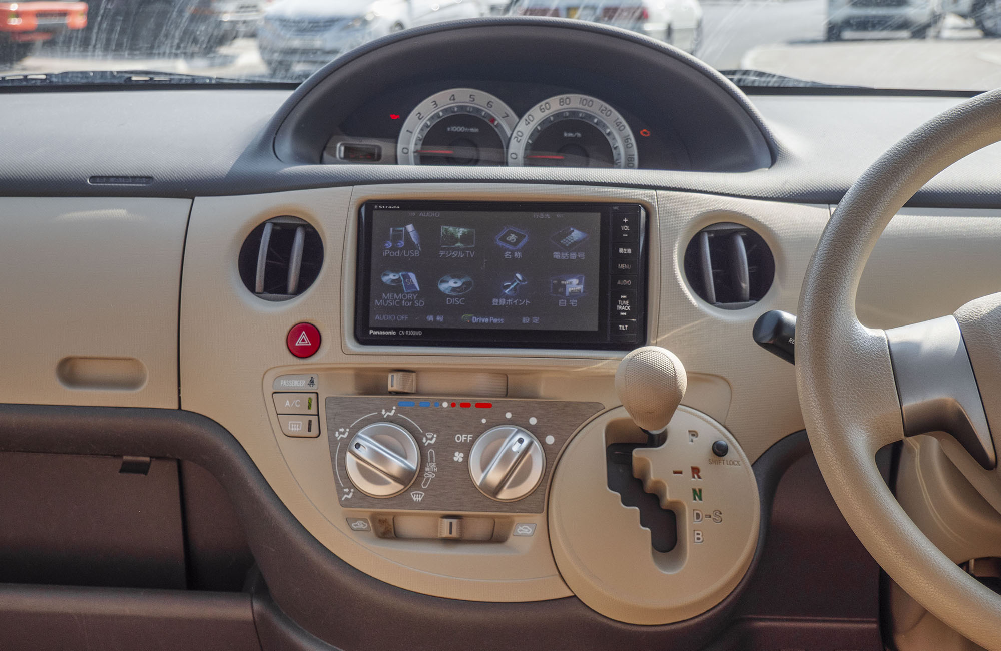 
								Toyota Sienta 2wd Model 2014 full									