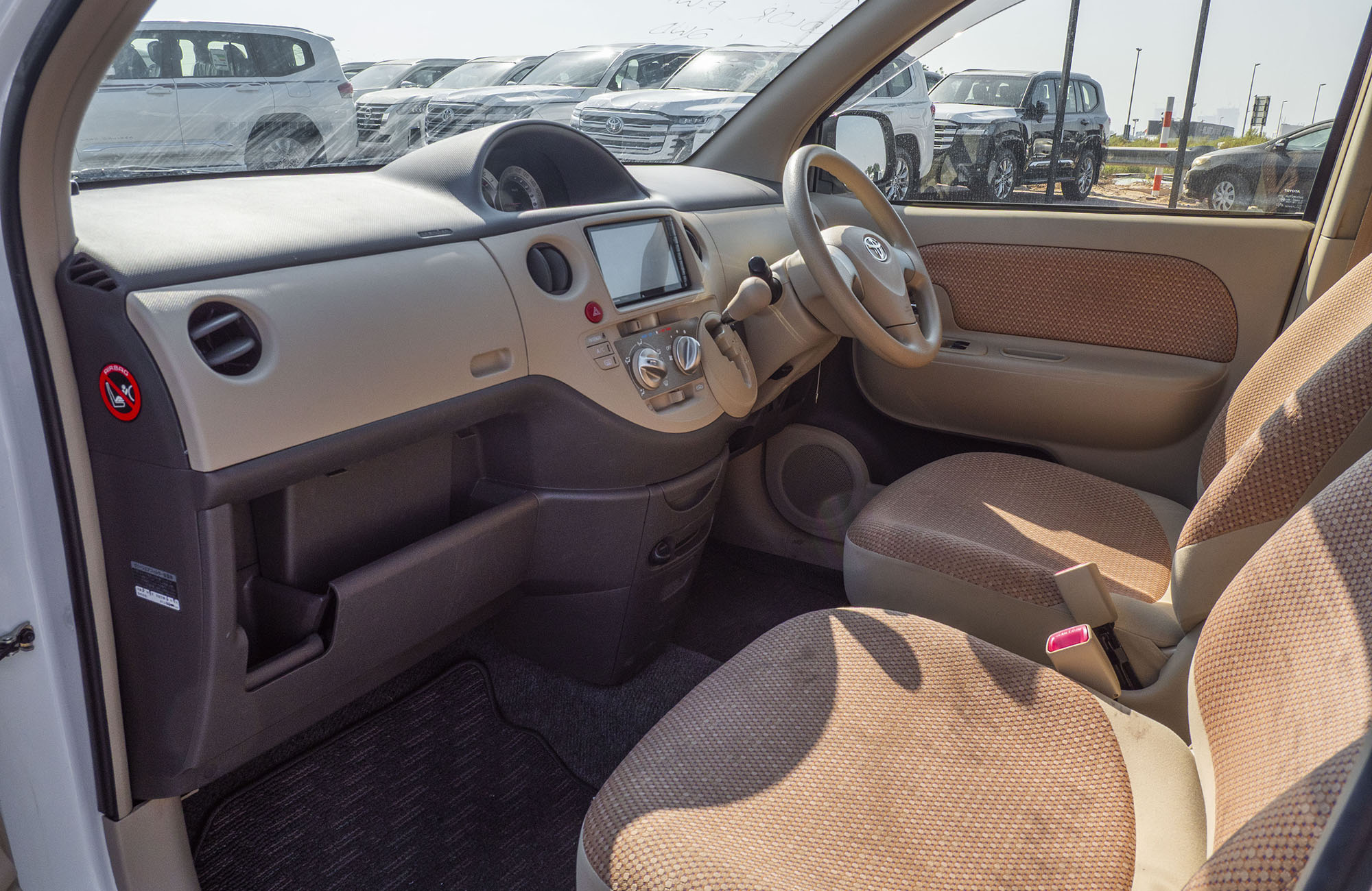 
								Toyota Sienta 2wd Model 2014 full									