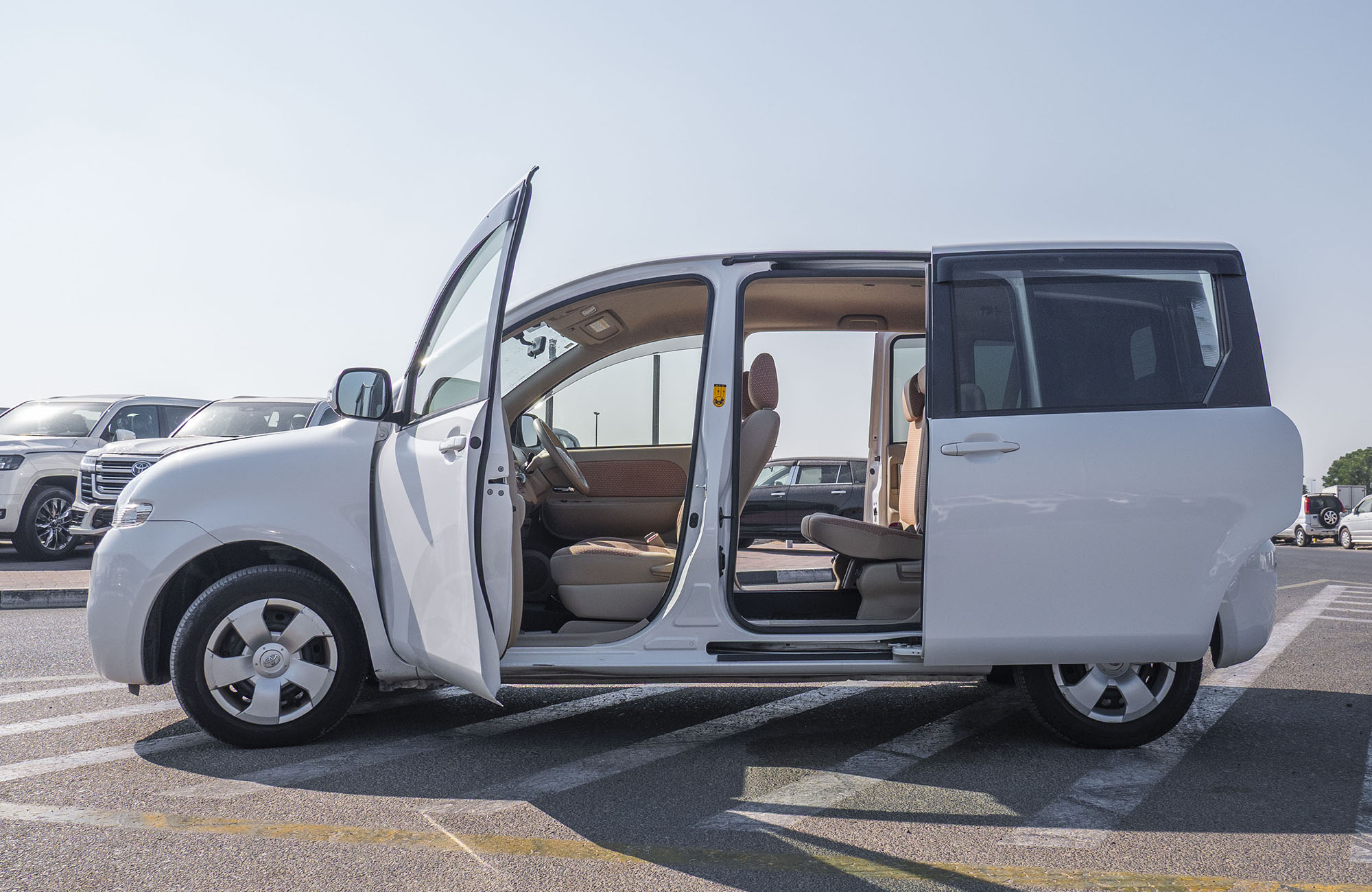 
								Toyota Sienta 2wd Model 2014 full									