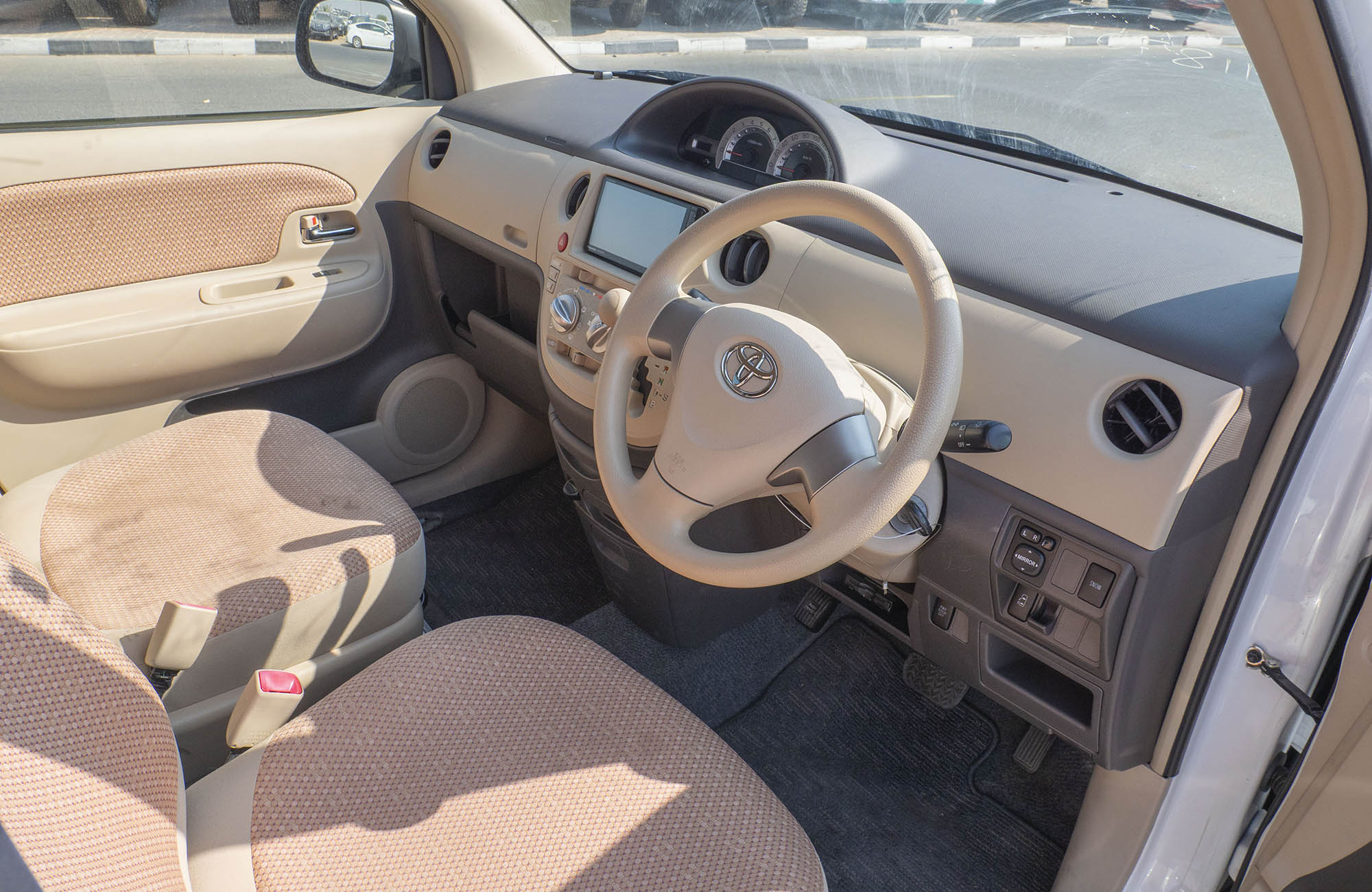 
								Toyota Sienta 2wd Model 2014 full									