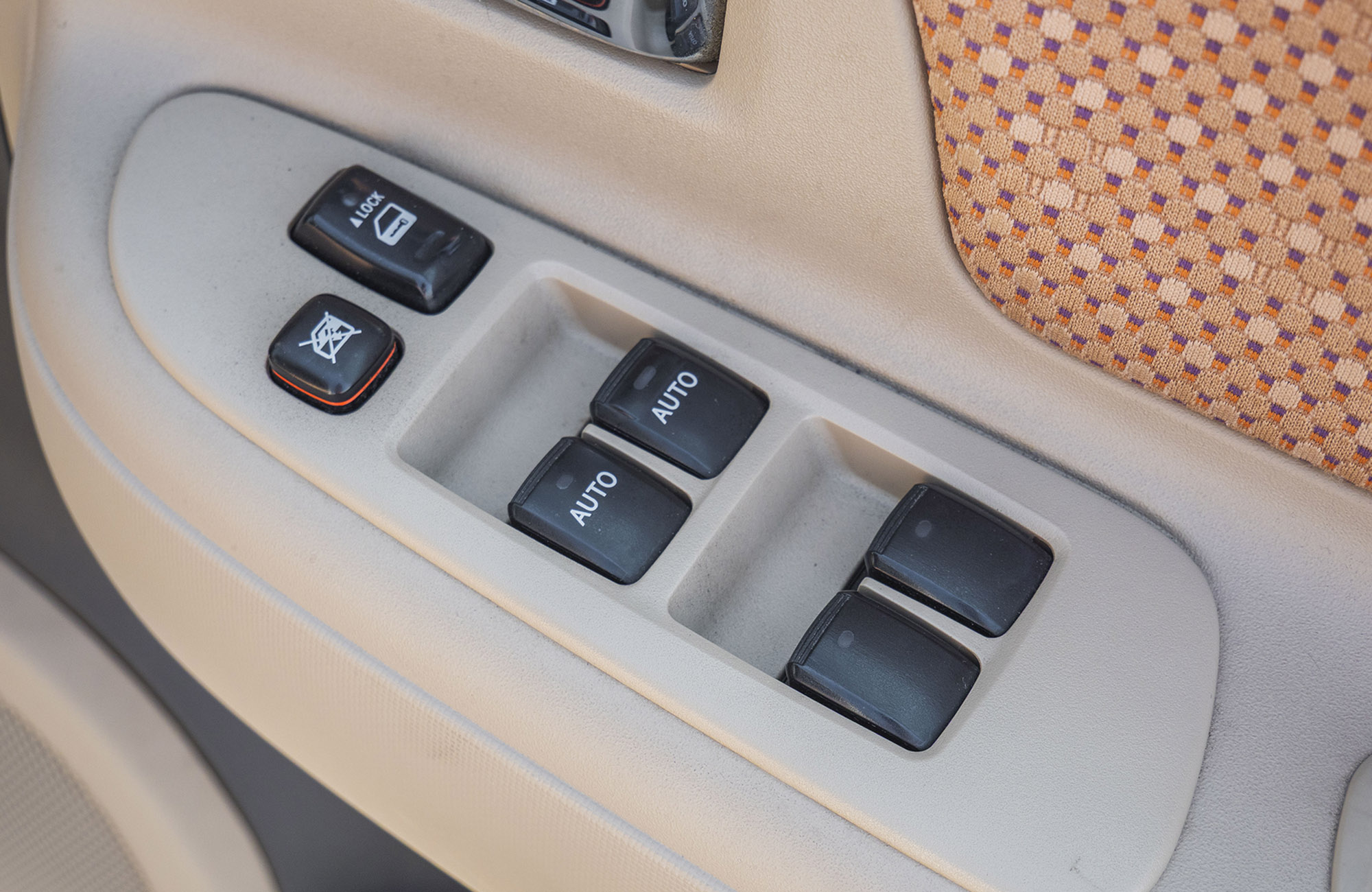 
								Toyota Sienta 2wd Model 2014 full									