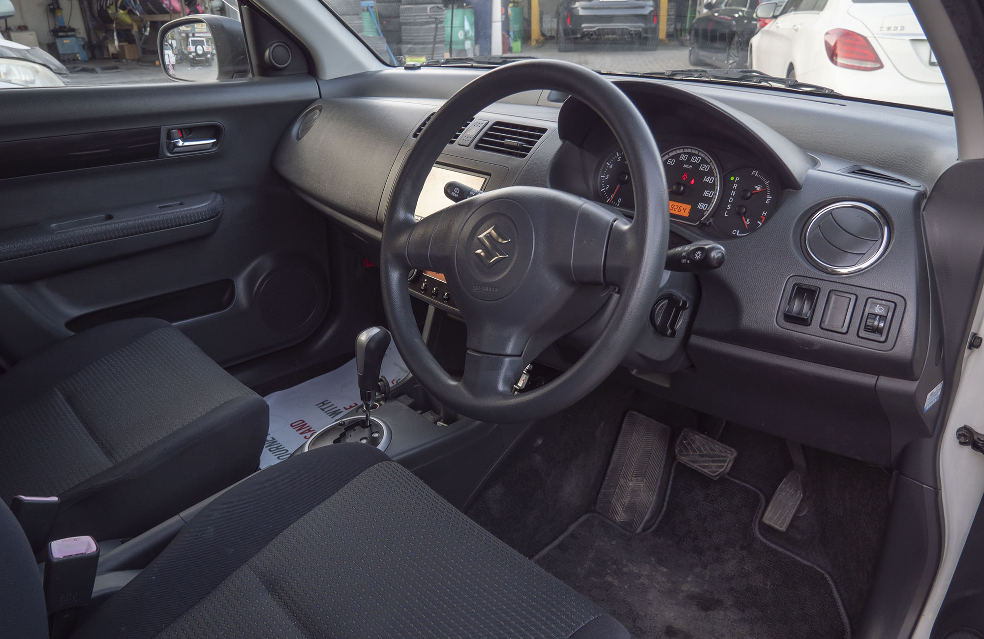 
								Suzuki Swift 2WD 2010 Model full									