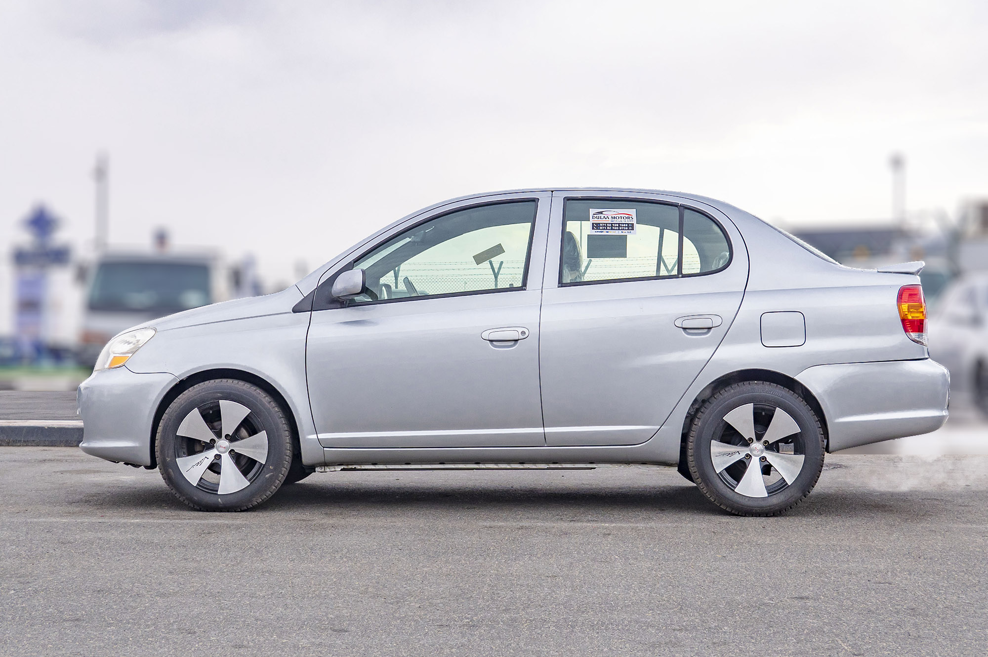 
								Toyota Platz 2WD Model 2005 full									