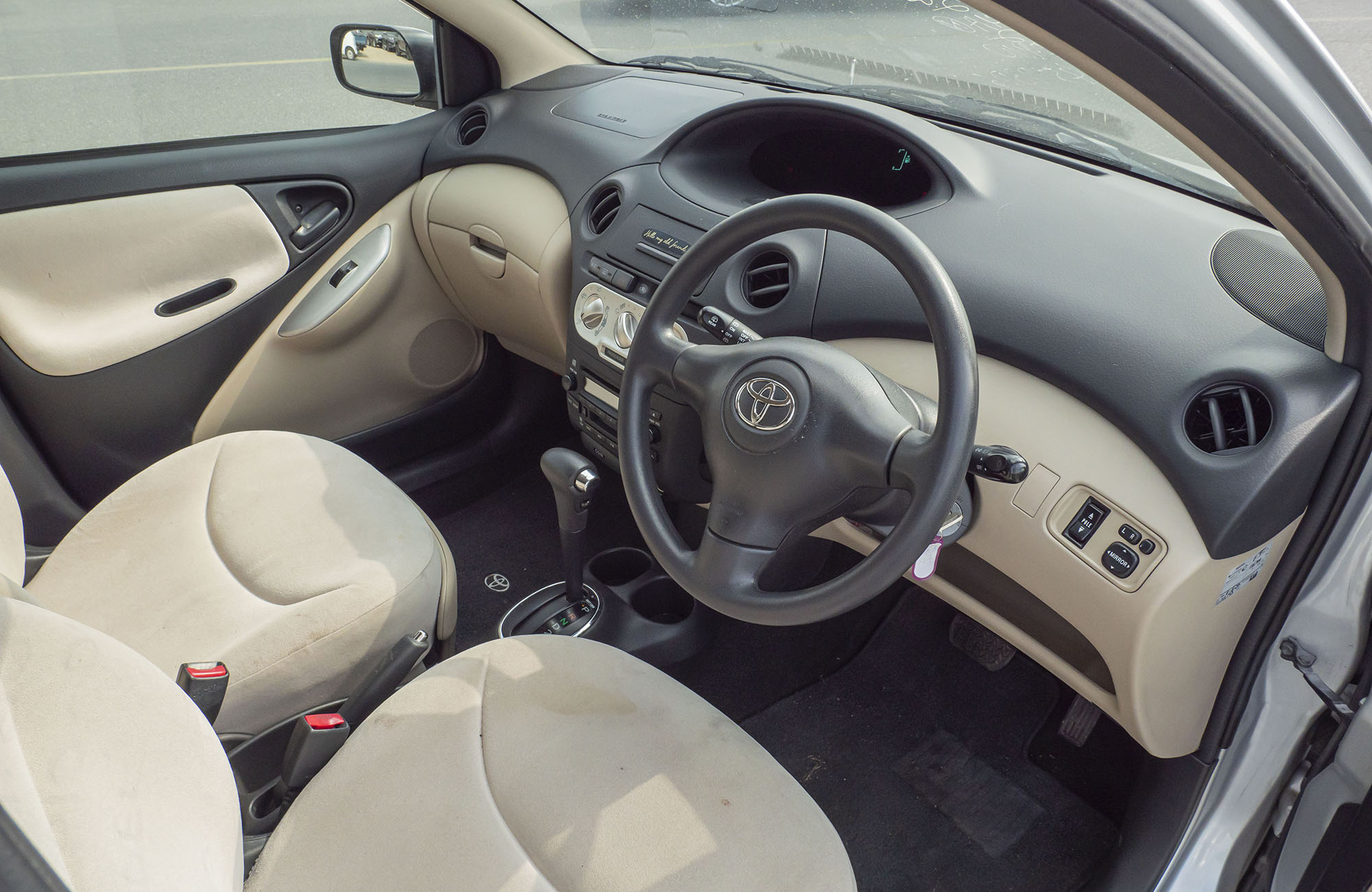
								Toyota Vitz SCP10 2004 Model full									
