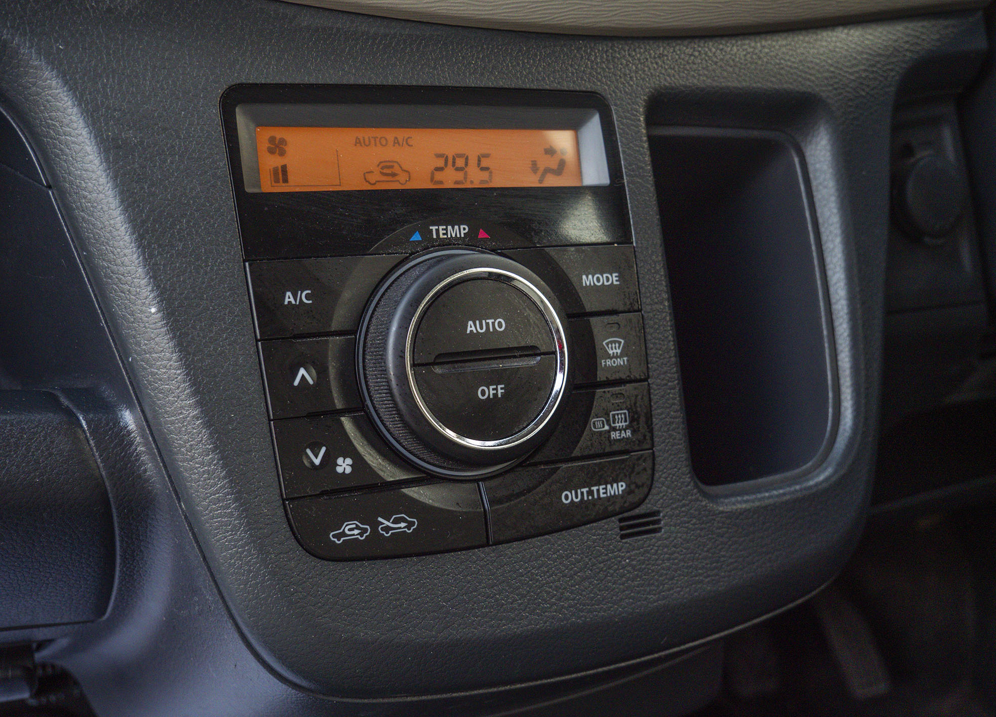 
								Suzuki wagon R Model 2015 Manual full									