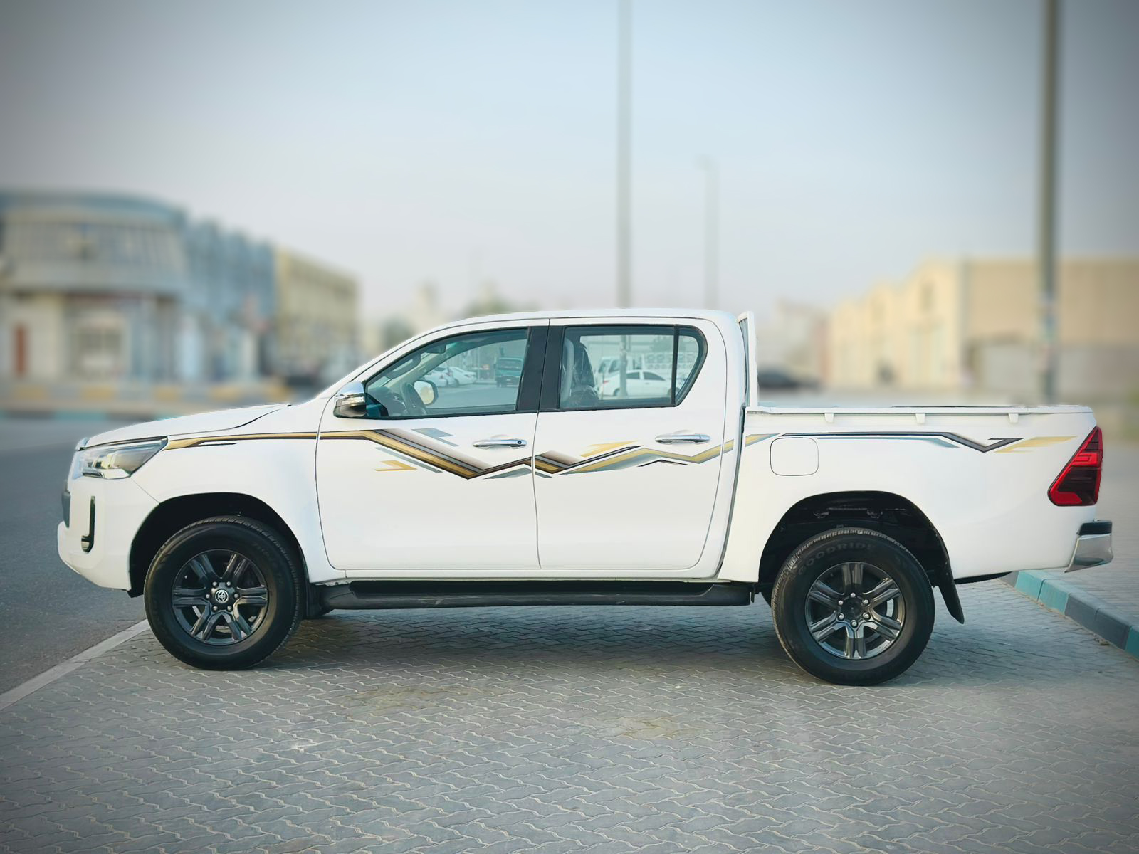 
								Toyota Hilux Model 2024 4WD MT full									