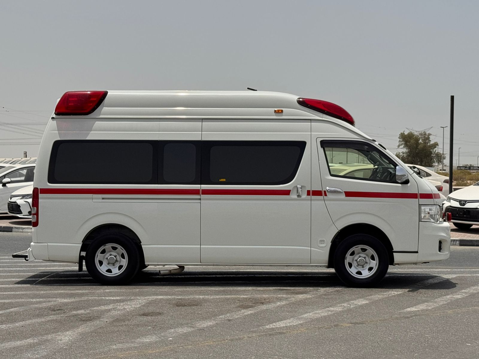 
								Toyota Hiace ambulance Model 2013 full									