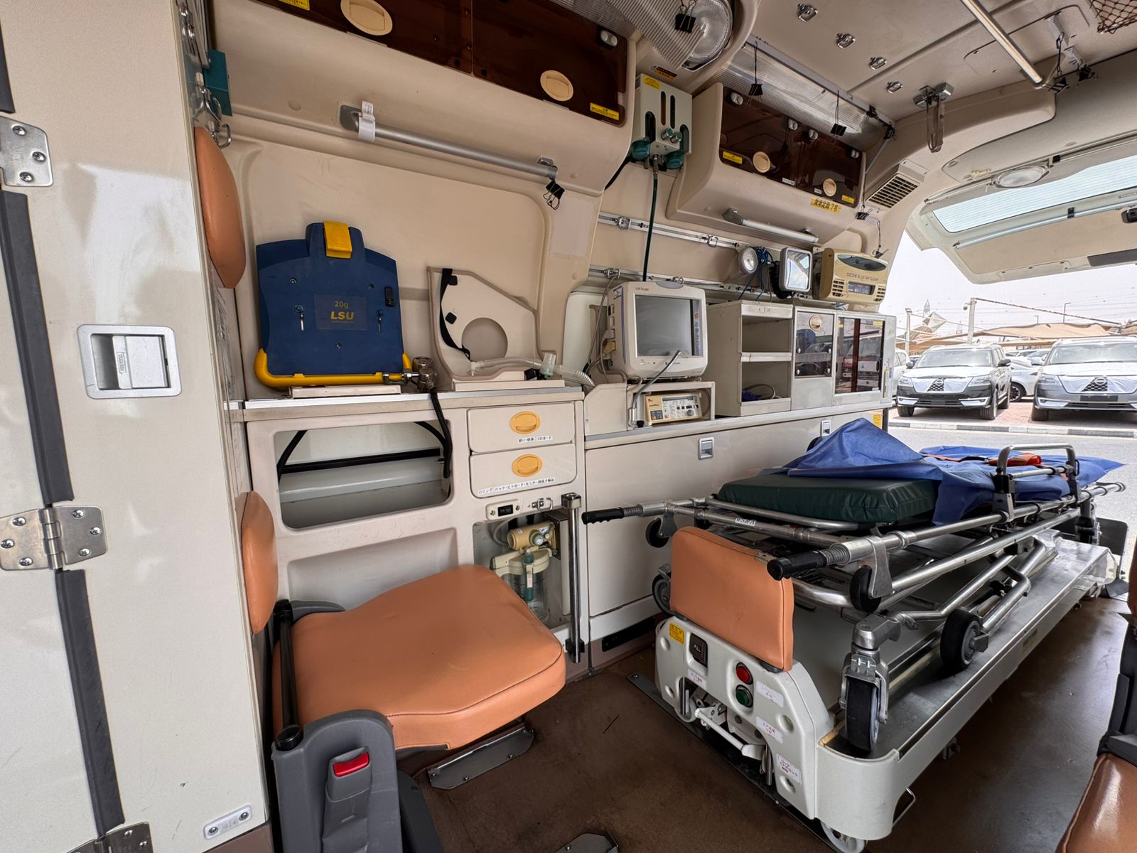 
								Toyota Hiace ambulance Model 2013 full									