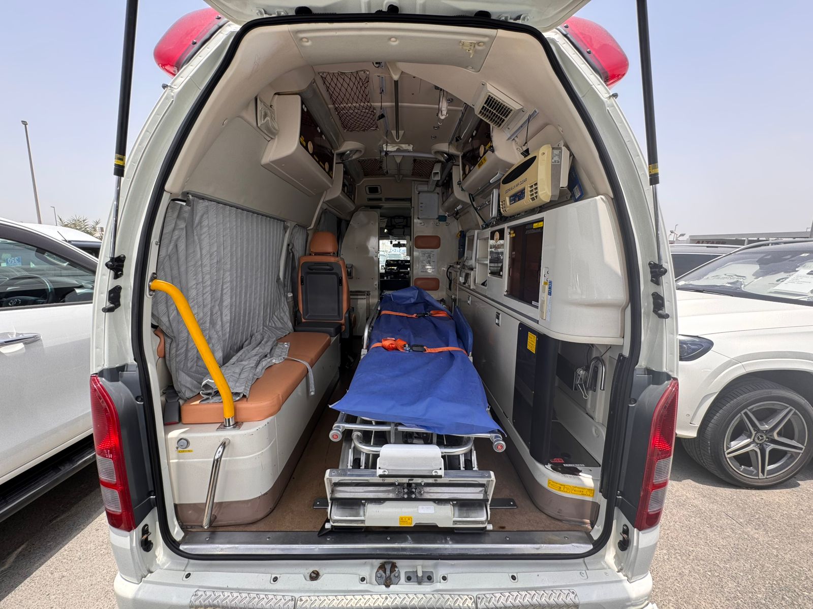 
								Toyota Hiace ambulance Model 2013 full									