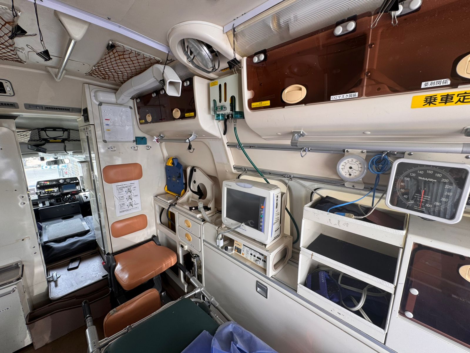 
								Toyota Hiace ambulance Model 2013 full									