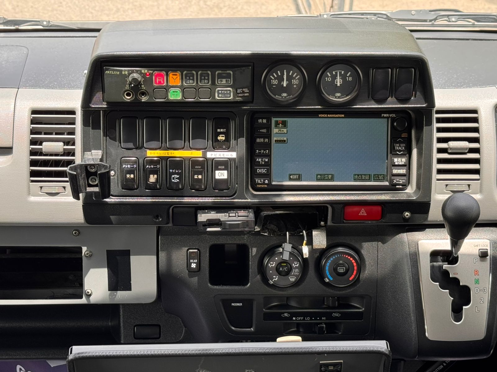 
								Toyota Hiace ambulance Model 2013 full									