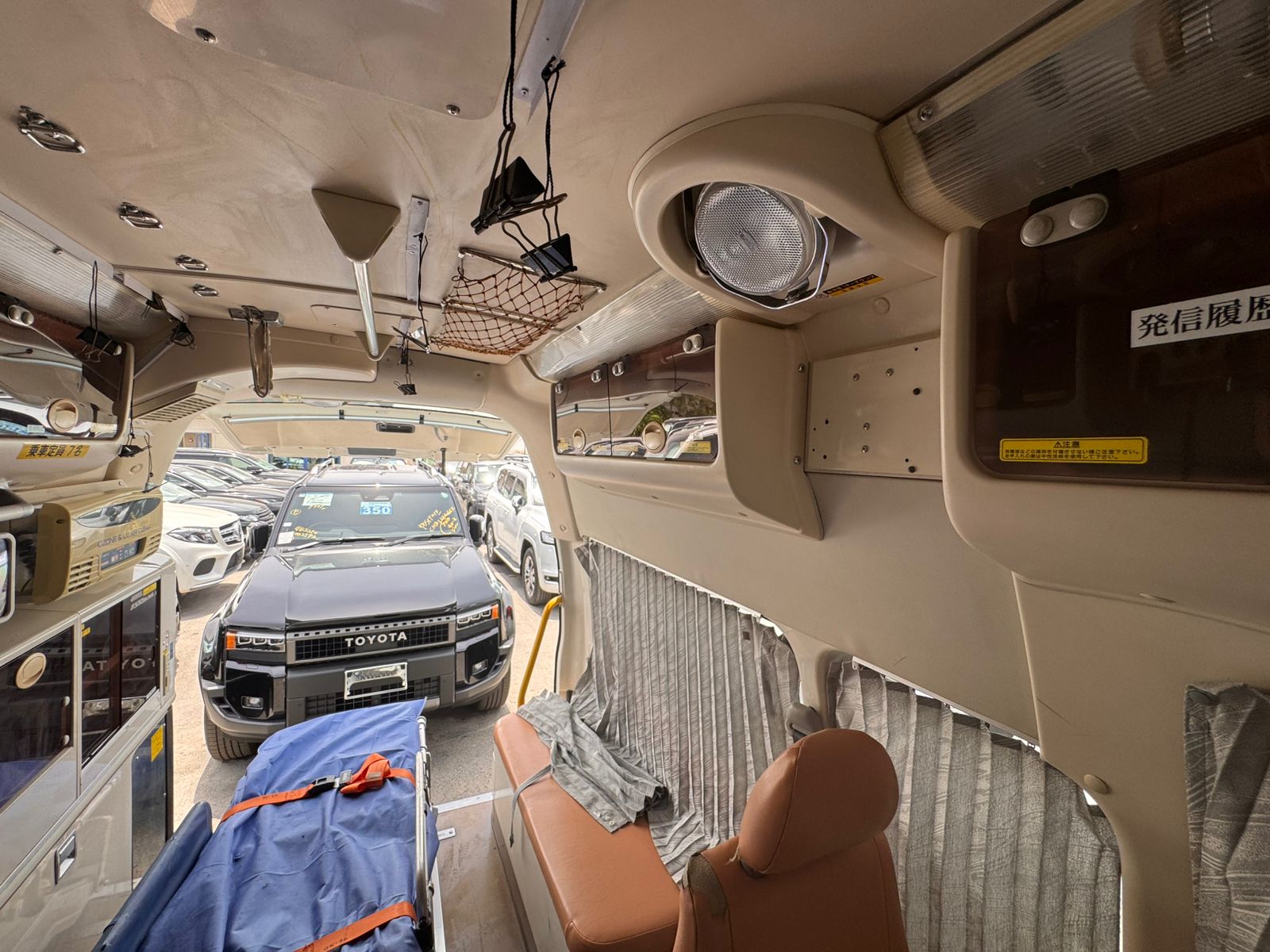 
								Toyota Hiace ambulance Model 2013 full									