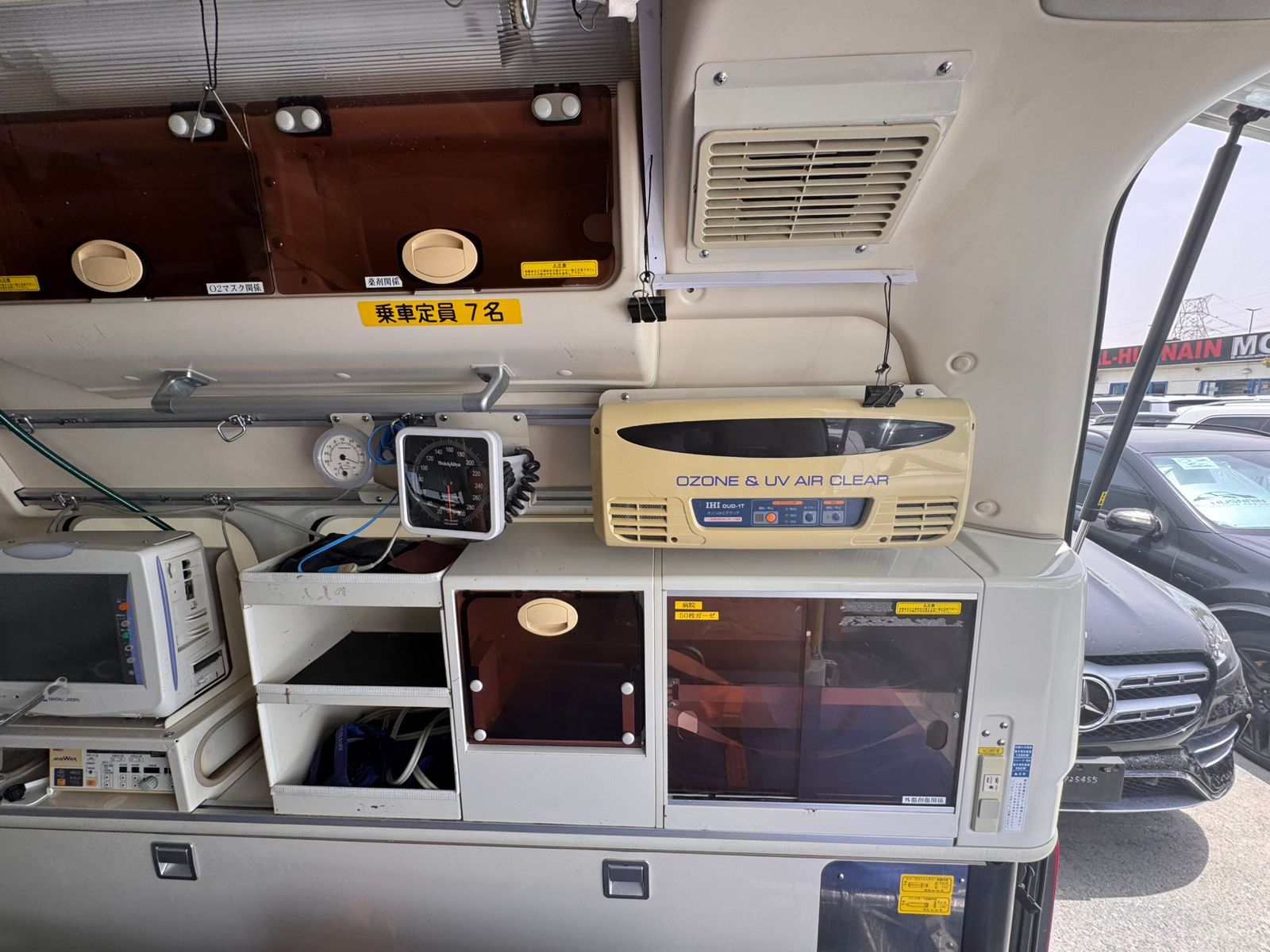 
								Toyota Hiace ambulance Model 2013 full									