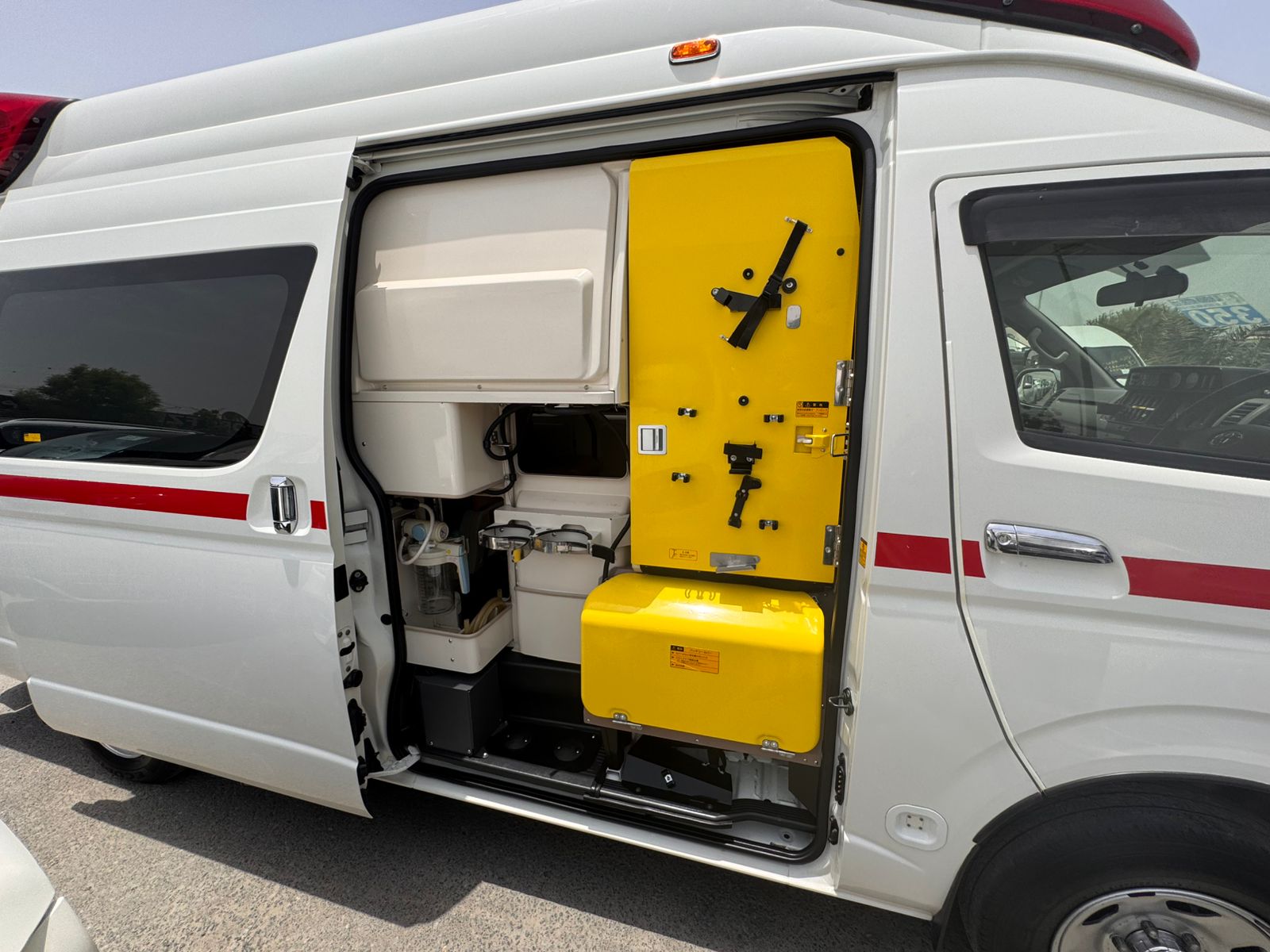 
								Toyota Hiace ambulance Model 2013 full									