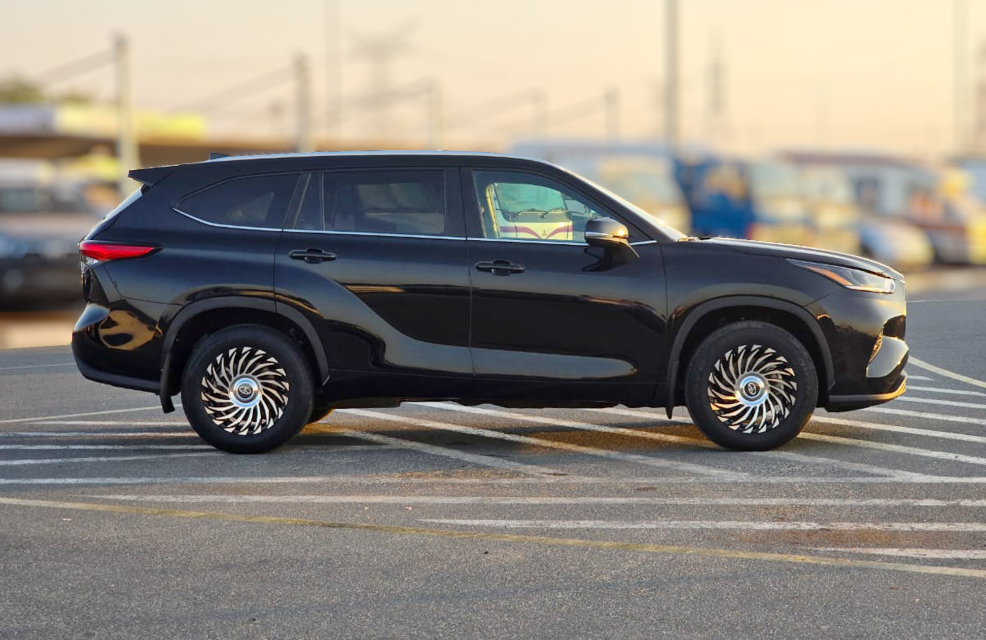 
								Toyota Highlander 2.4cc Turbo Model 2023 full									