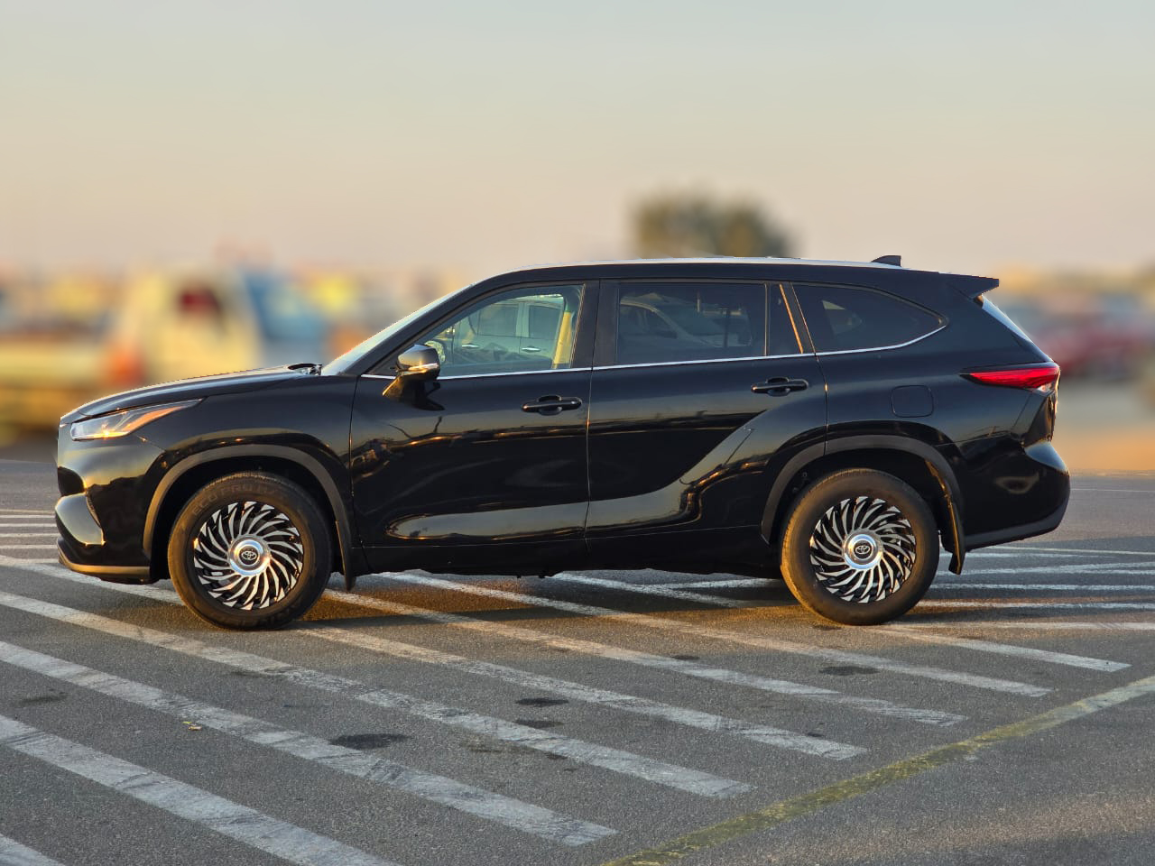 
								Toyota Highlander 2.4cc Turbo Model 2023 full									