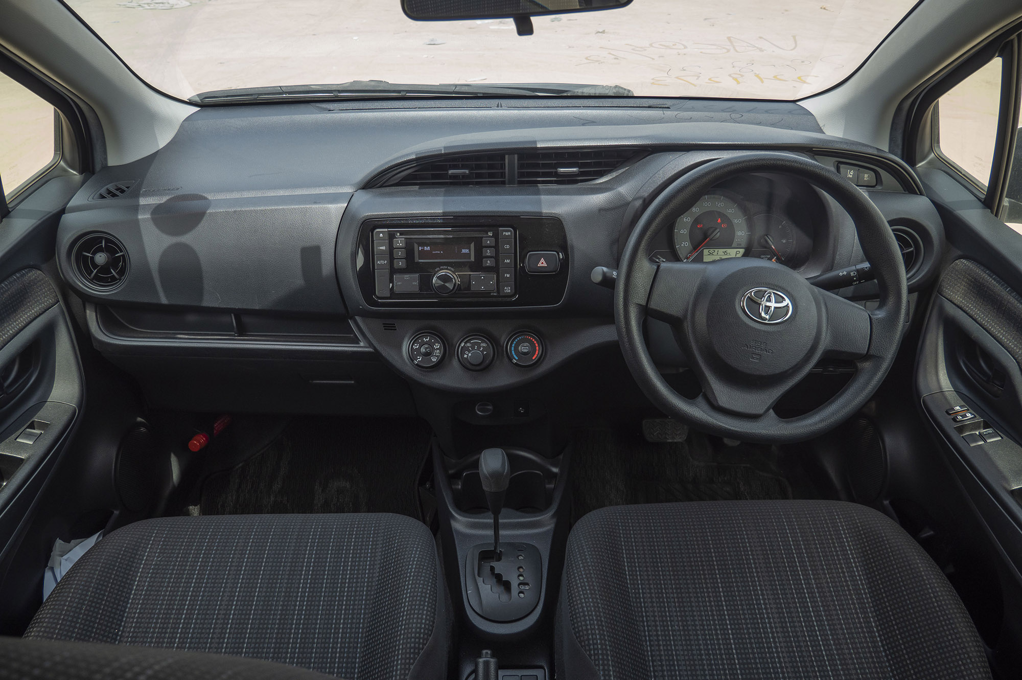 
								Toyota Vitz 2WD 2017 full									