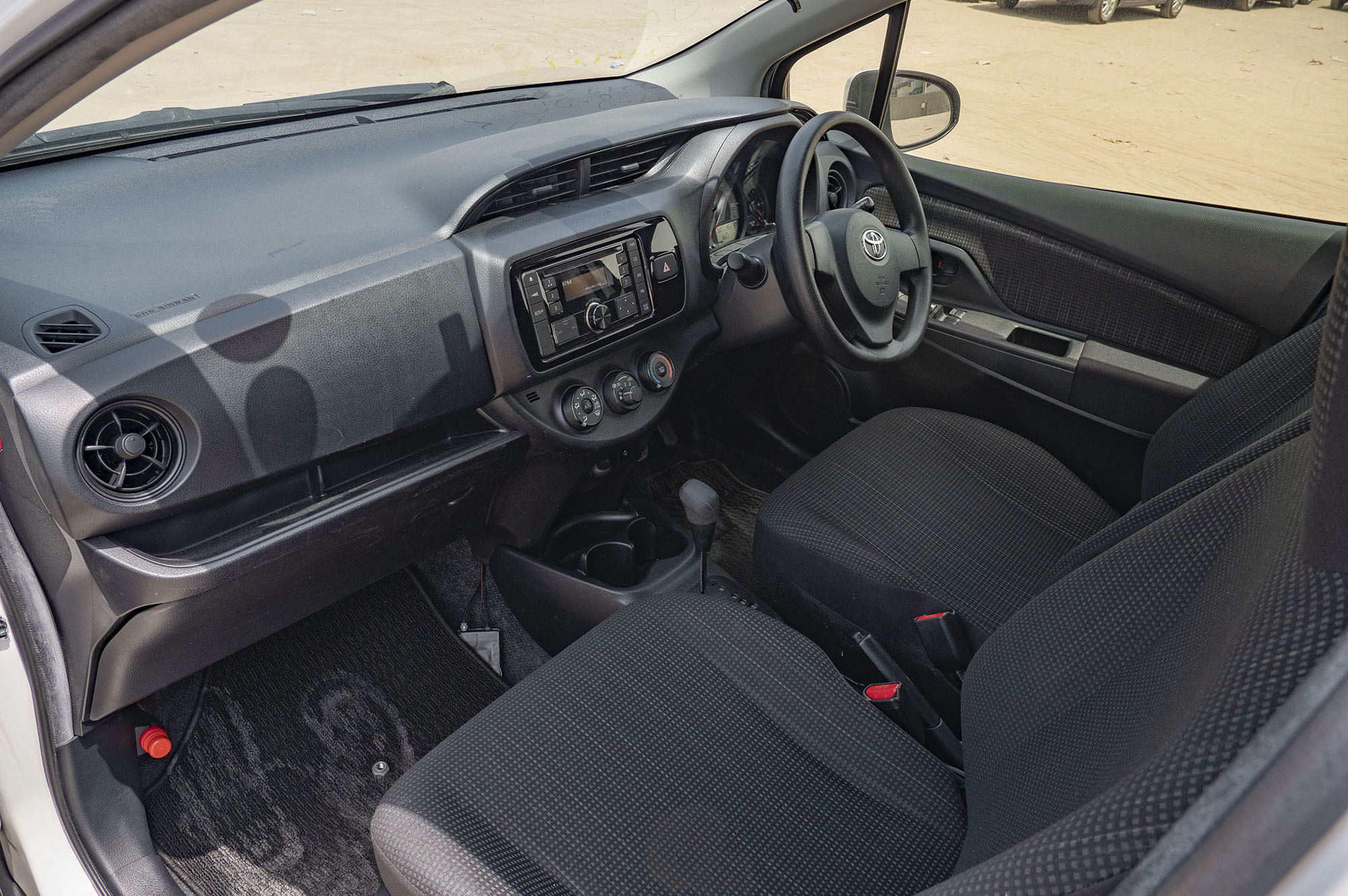 
								Toyota Vitz 2WD 2017 full									