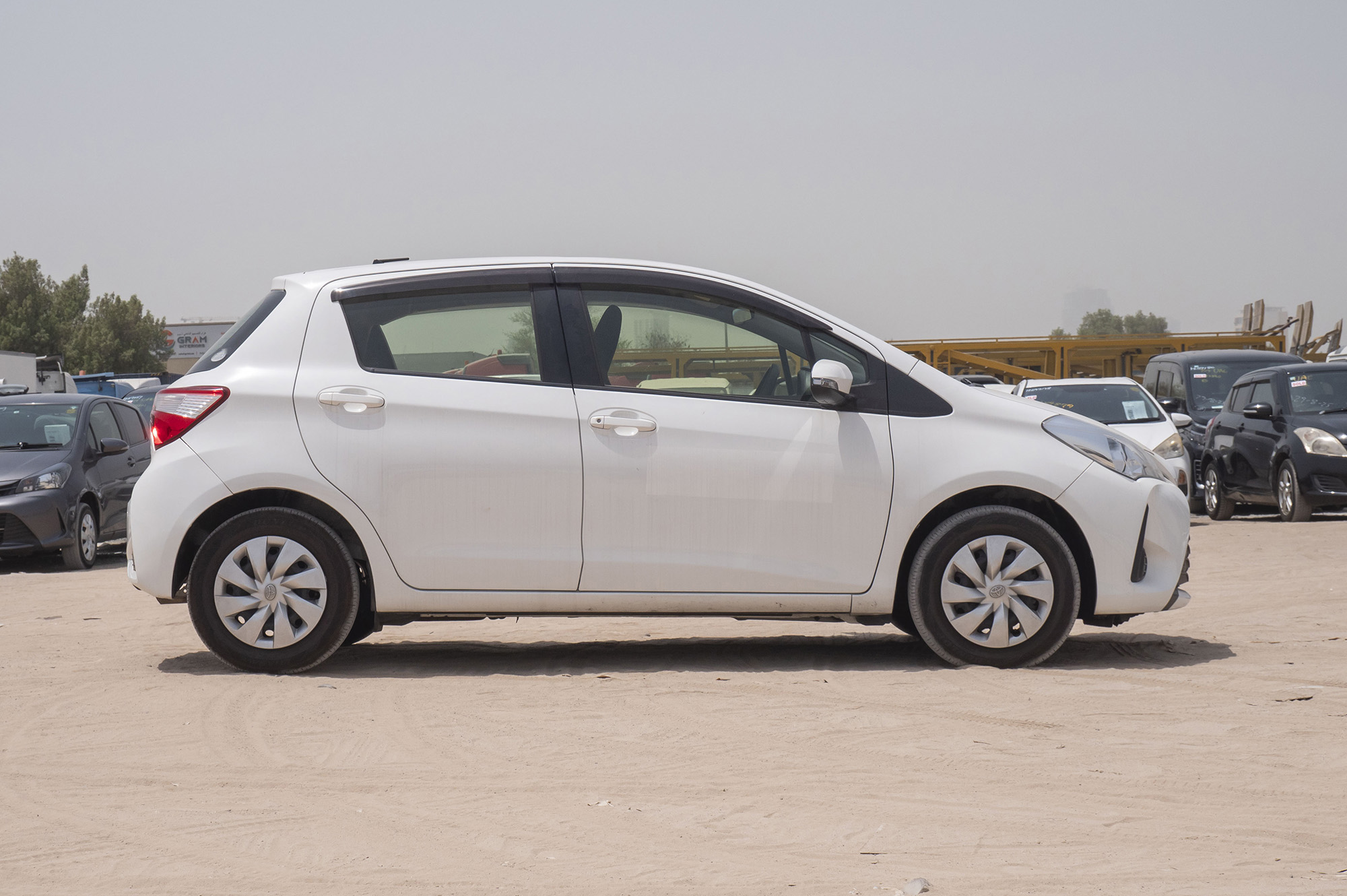 
								Toyota Vitz 2WD 2017 full									