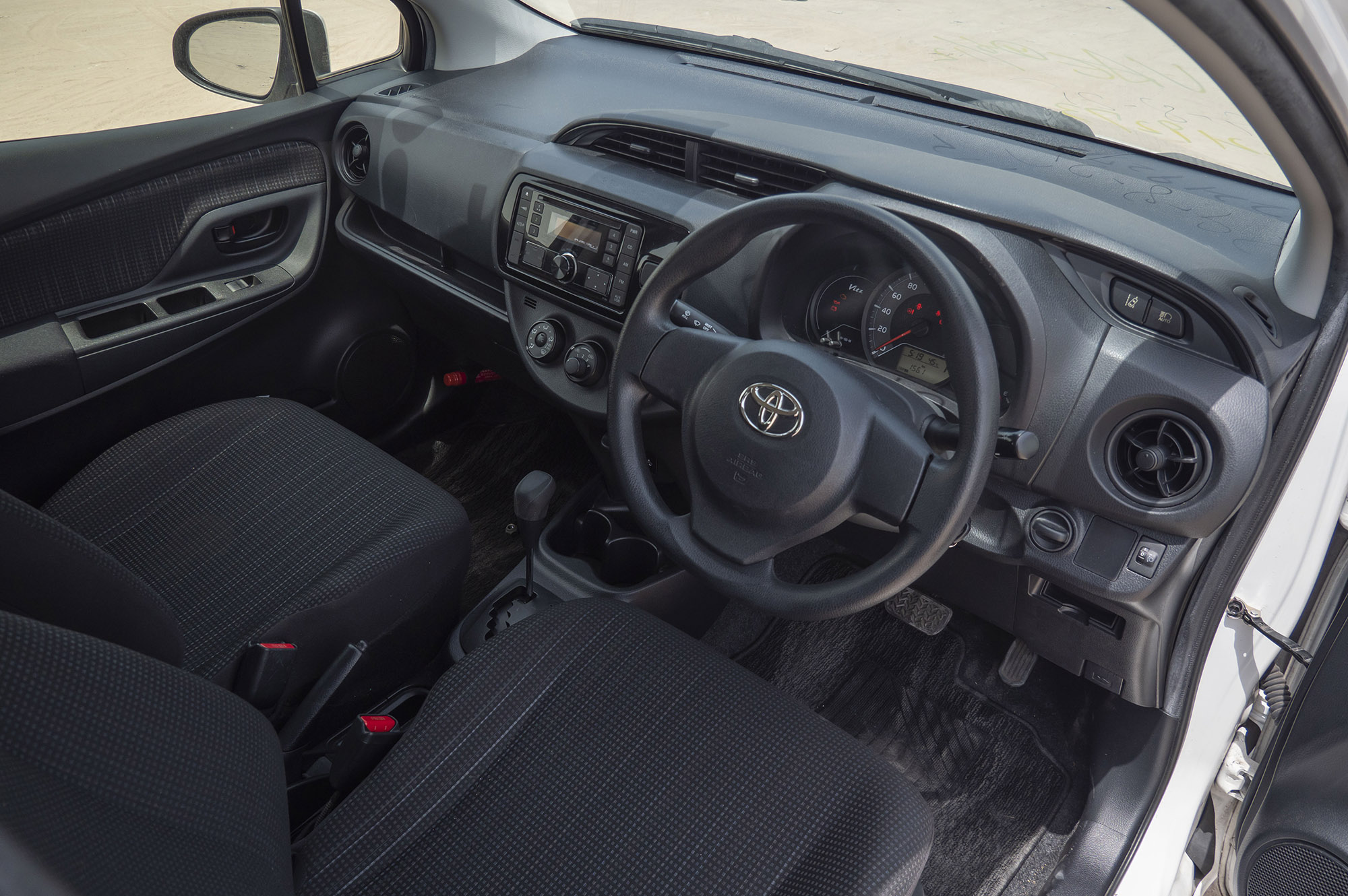 
								Toyota Vitz 2WD 2017 full									