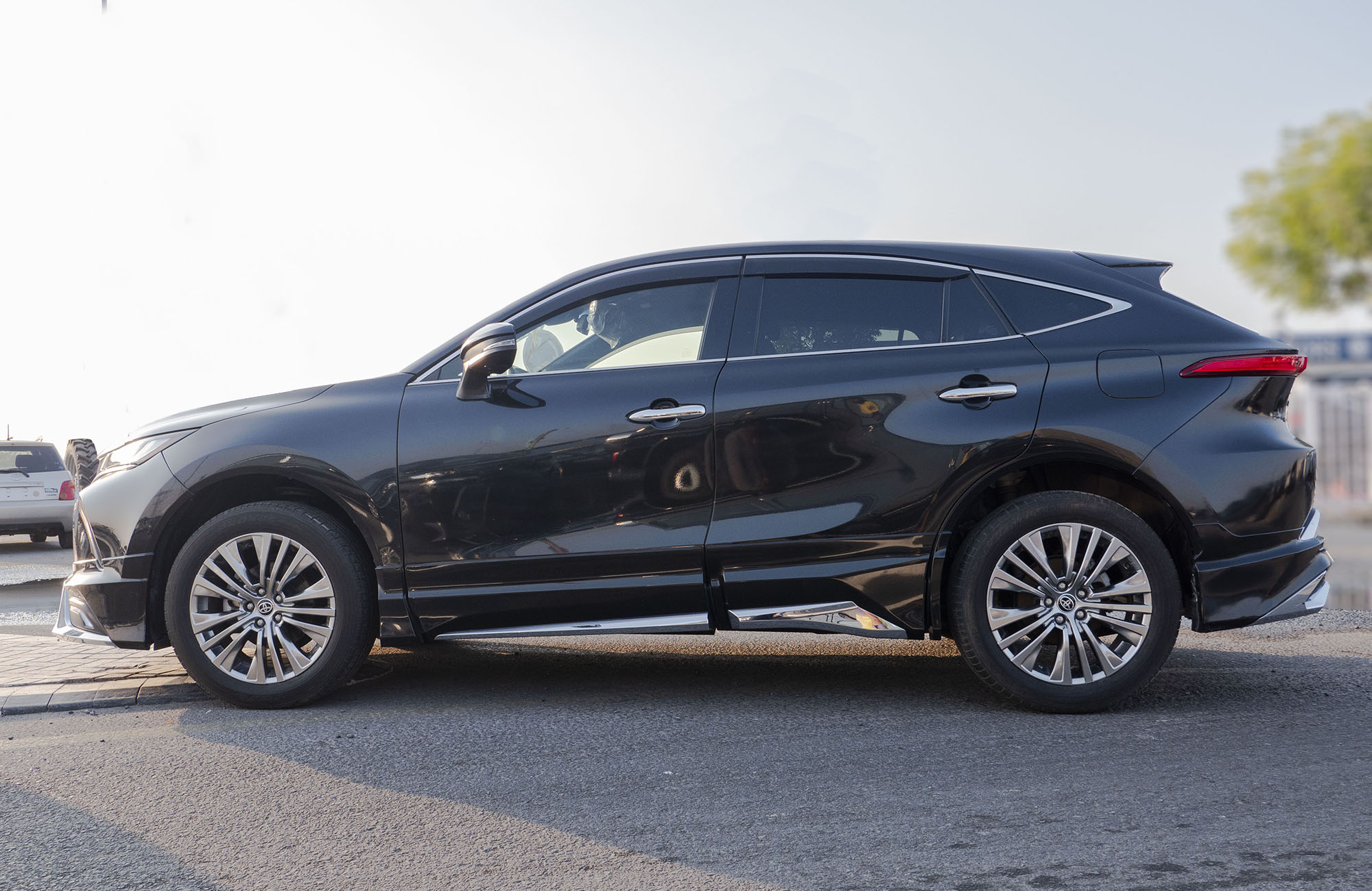 
								Toyota Harrier Model 2014 2WD 2.0CC full									