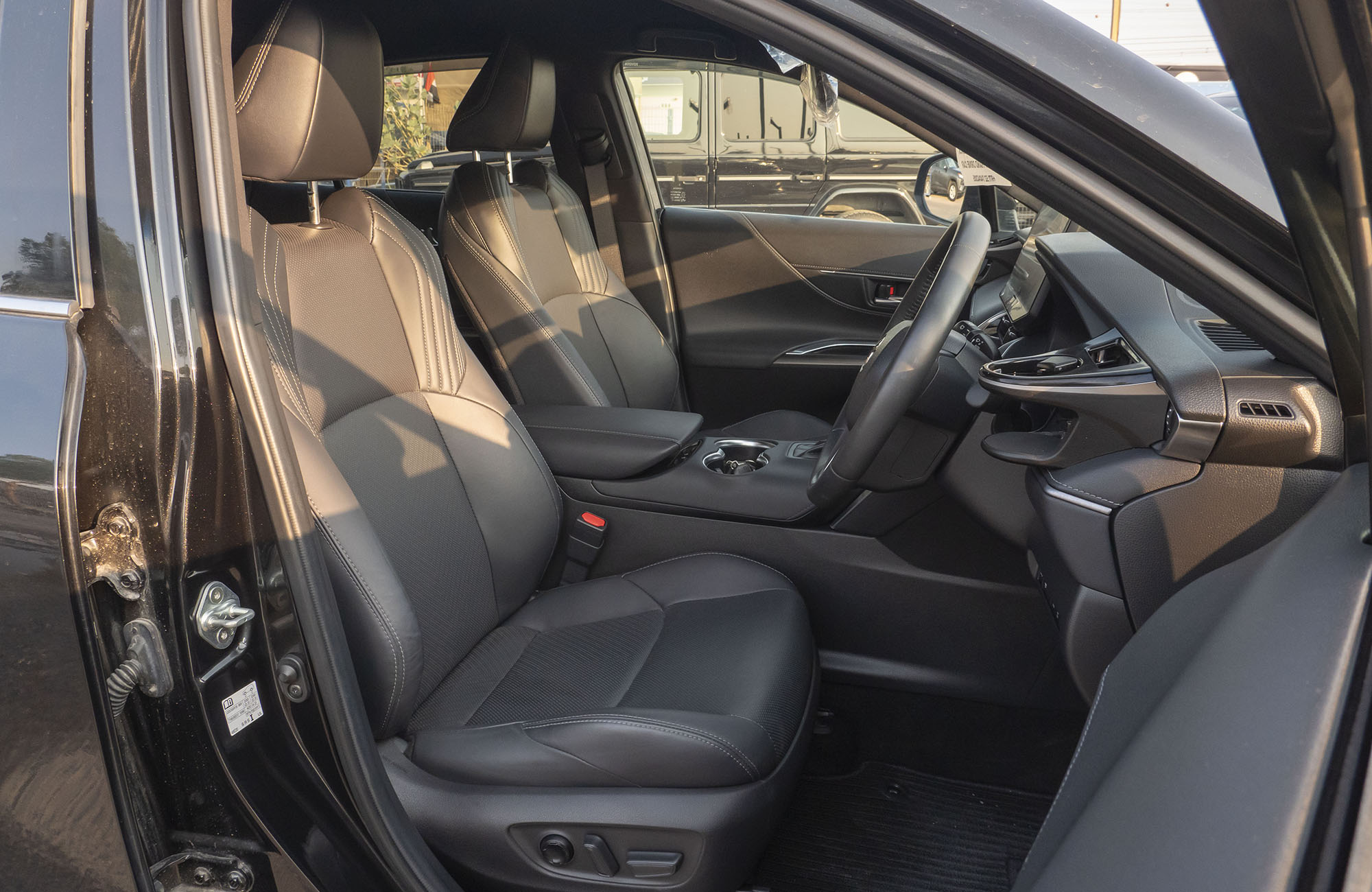 
								Toyota Harrier Model 2014 2WD 2.0CC full									