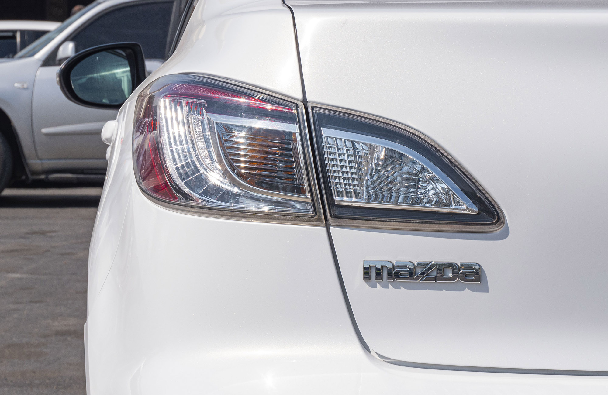 
								Mazda Axela 2WD Petrol Model 2014 full									
