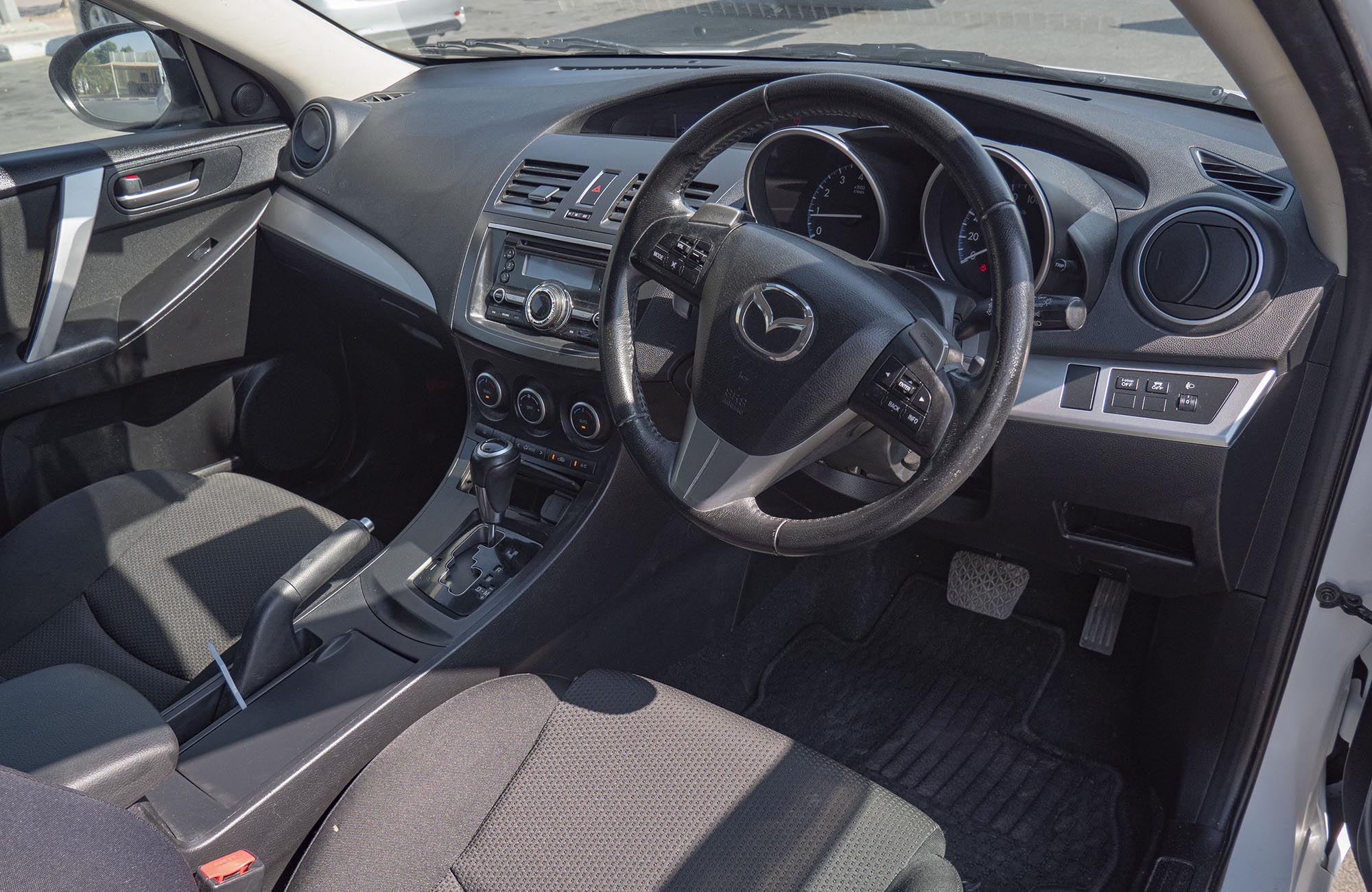 
								Mazda Axela 2WD Petrol Model 2014 full									