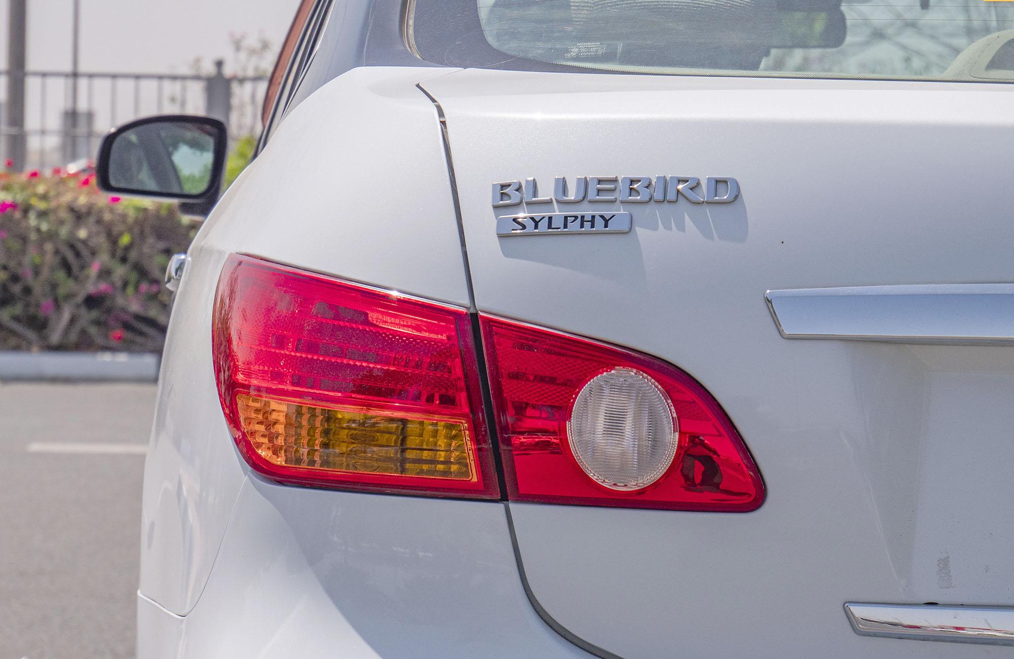 
								Nissan Bluebird 2WD Model 2011 full									