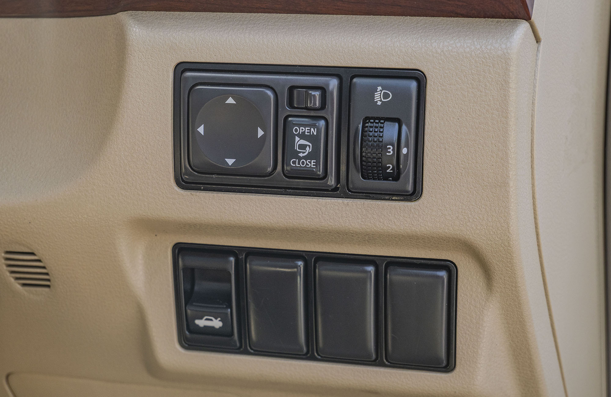 
								Nissan Bluebird 2WD Model 2011 full									