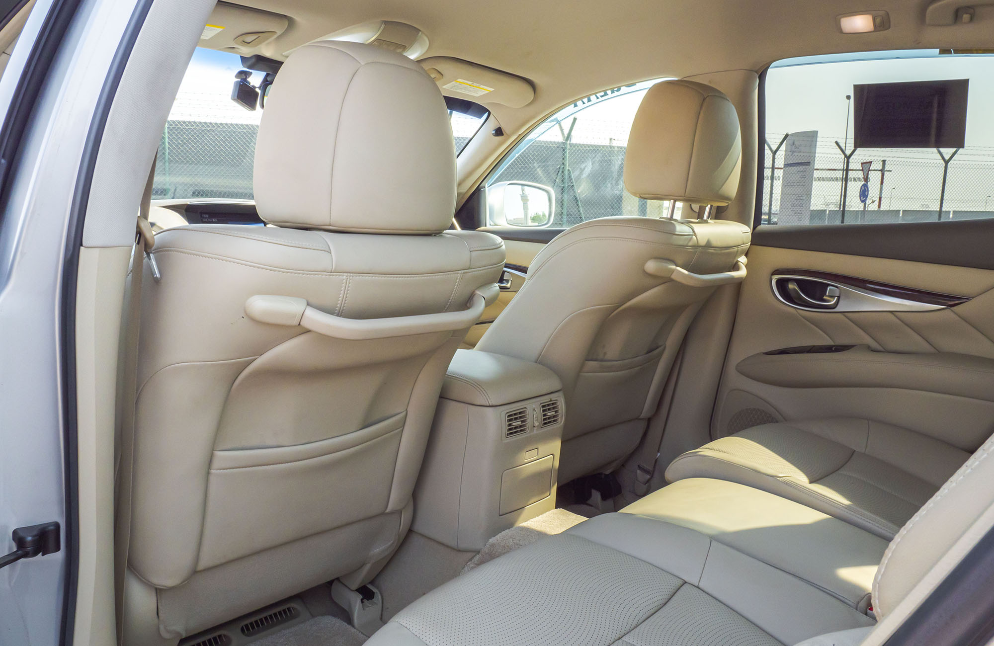 
								NISSAN FUGA MODEL 2010 2WD full									