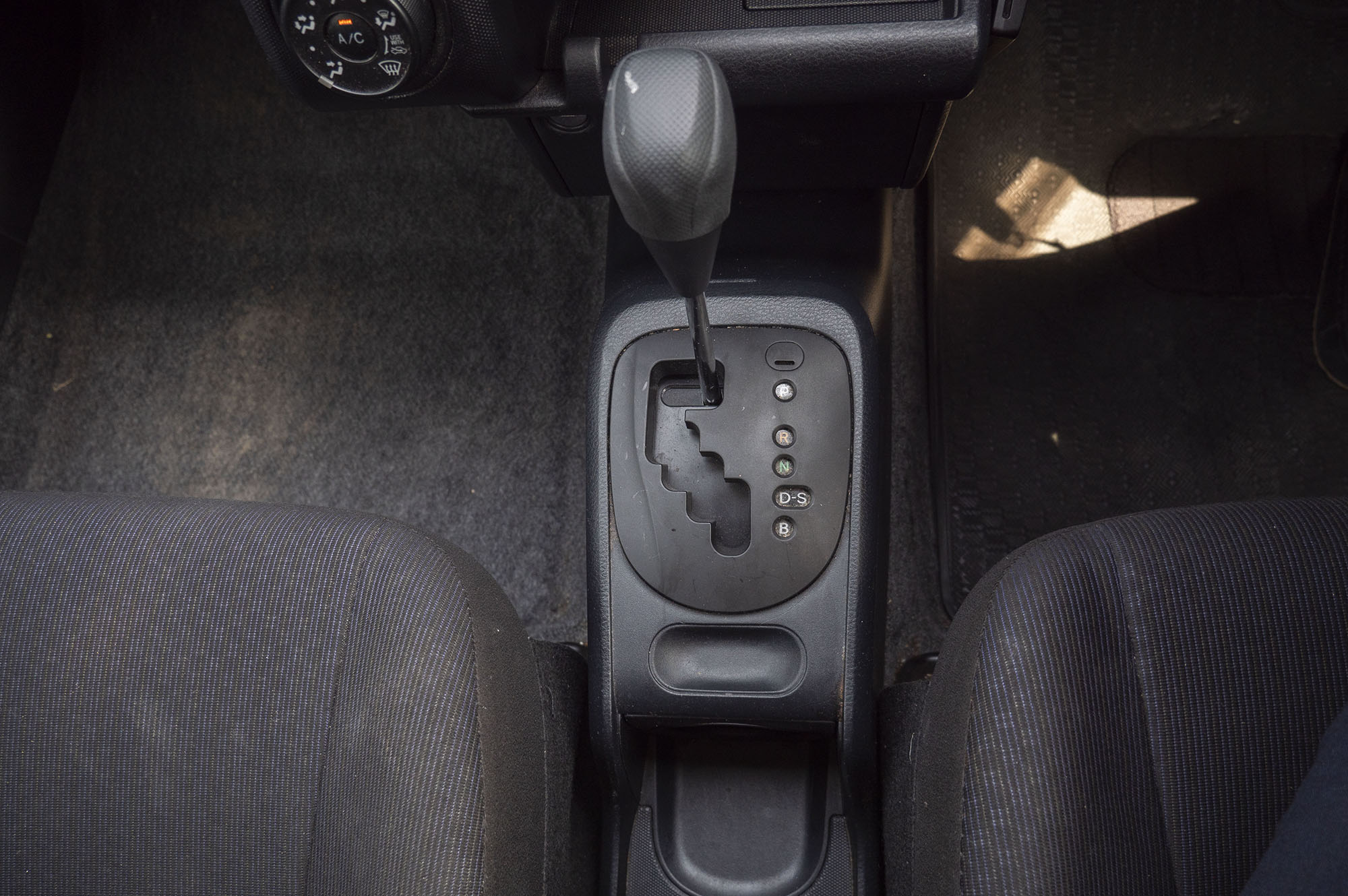 
								Toyota Succeed Refrigerated Van Model 2015 full									