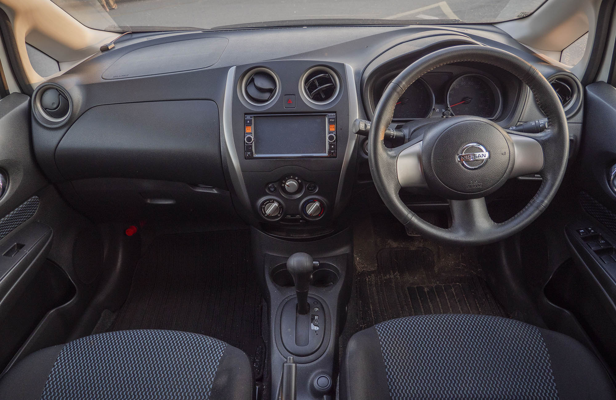 
								Nissan Note 1200CC  2WD 2010 Model full									