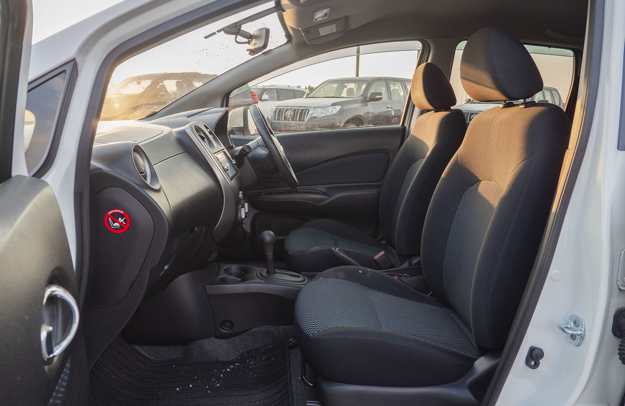 
								Nissan Note 1200CC  2WD 2010 Model full									