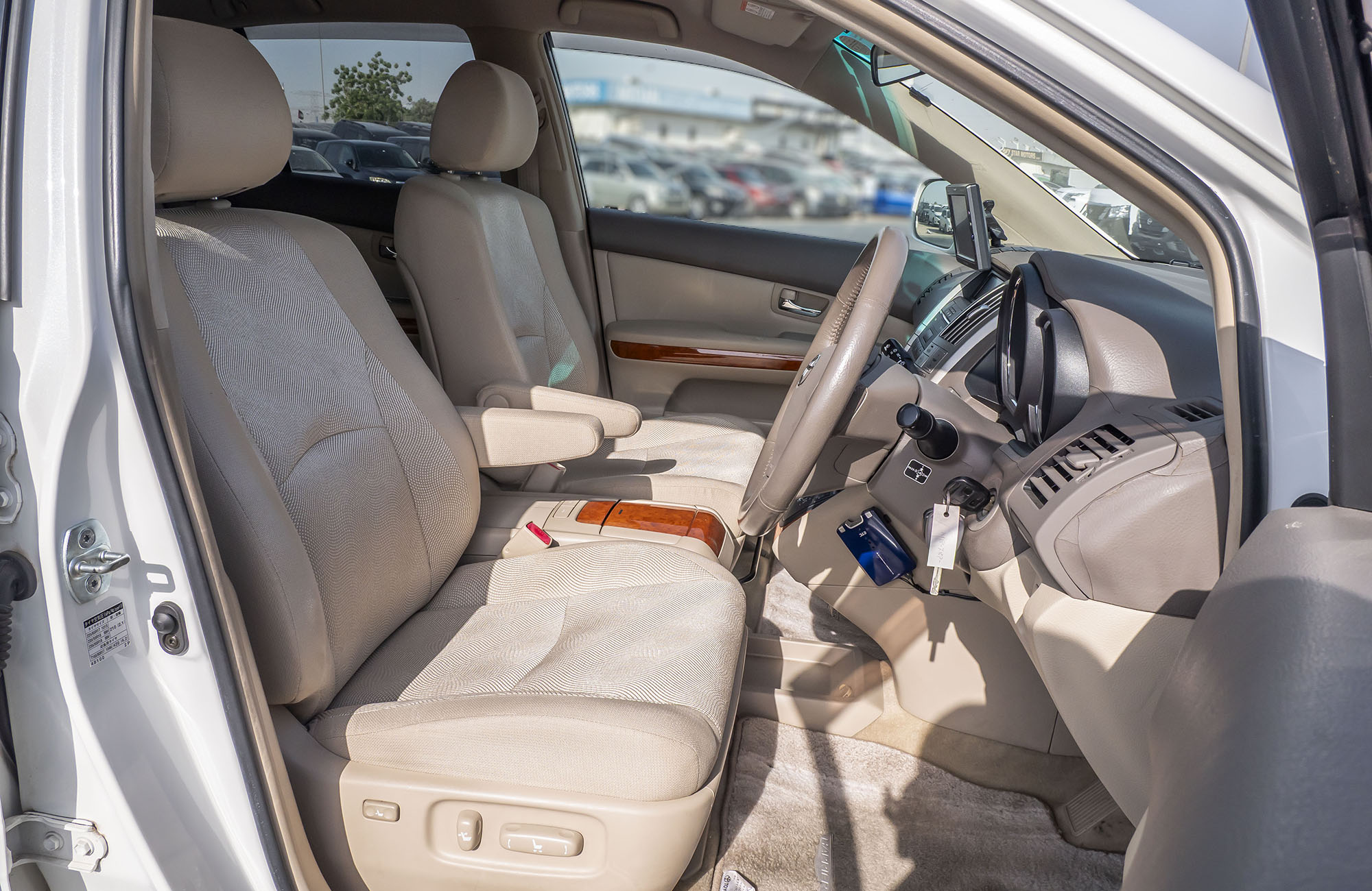 
								Toyota Harrier 2WD Model 2005 full									