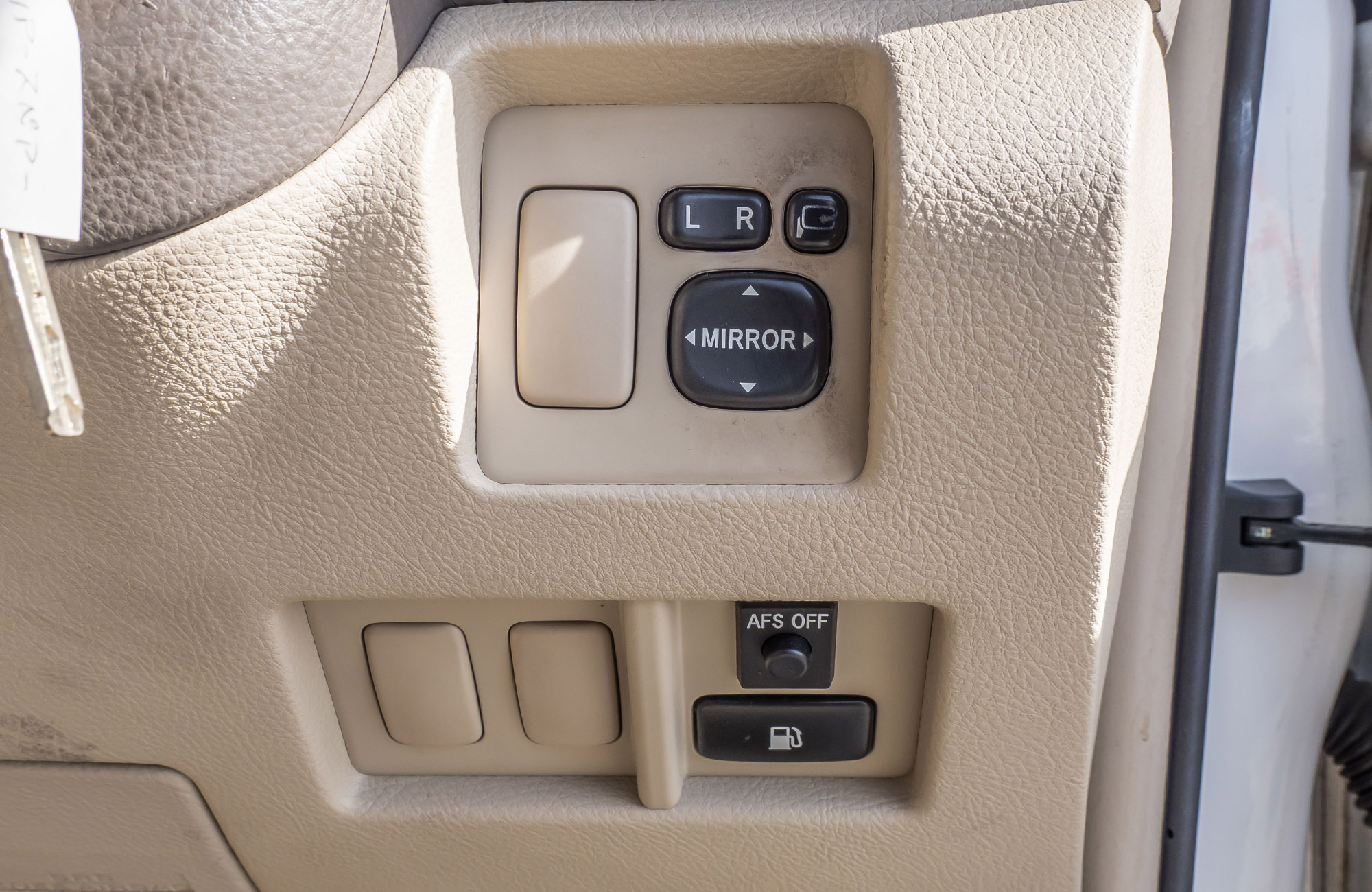 
								Toyota Harrier 2WD Model 2005 full									