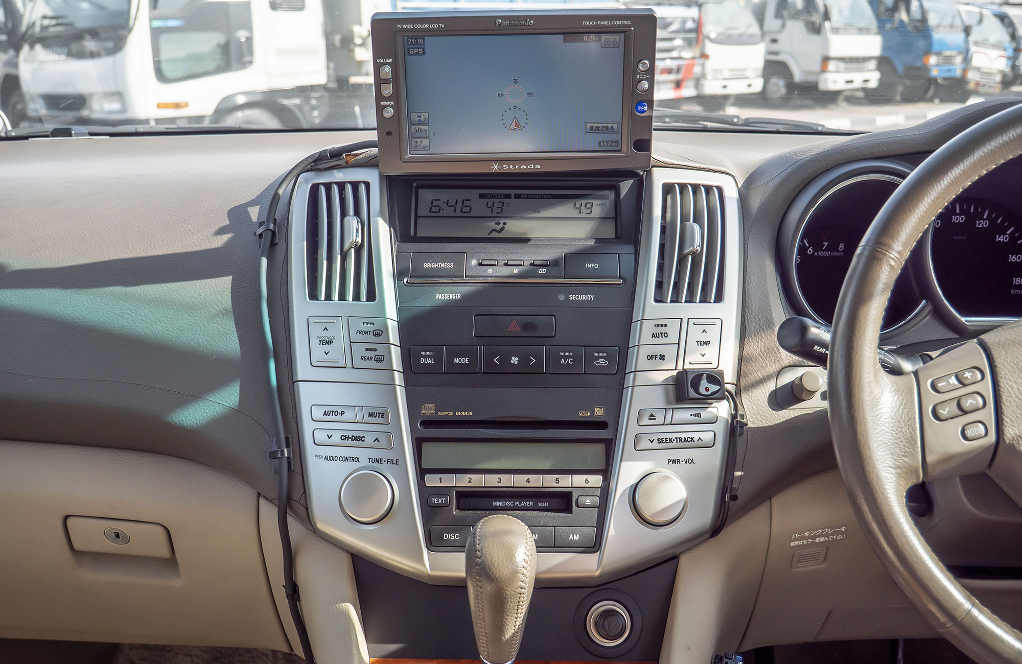 
								Toyota Harrier 2WD Model 2005 full									