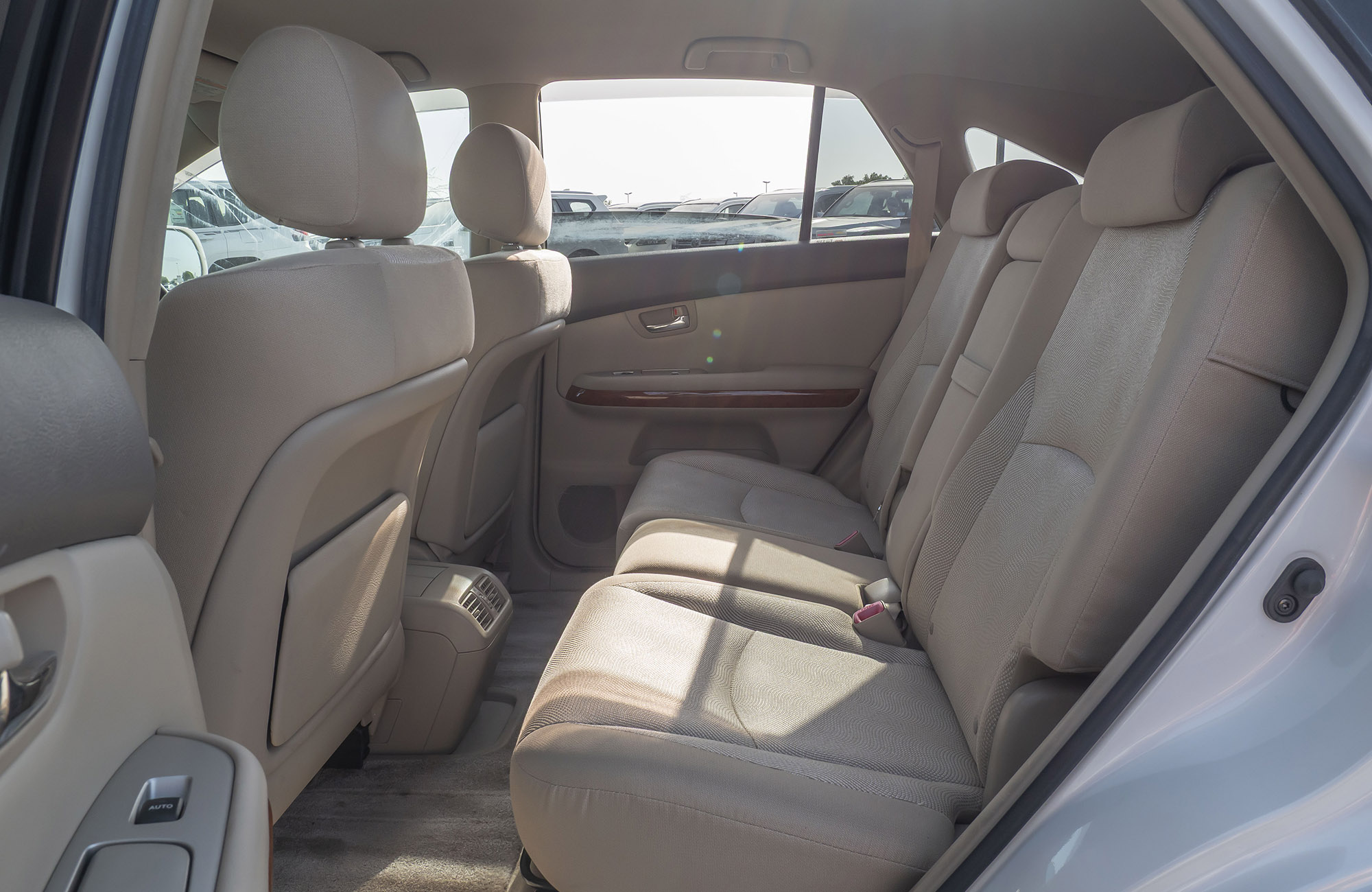 
								Toyota Harrier 2WD Model 2005 full									