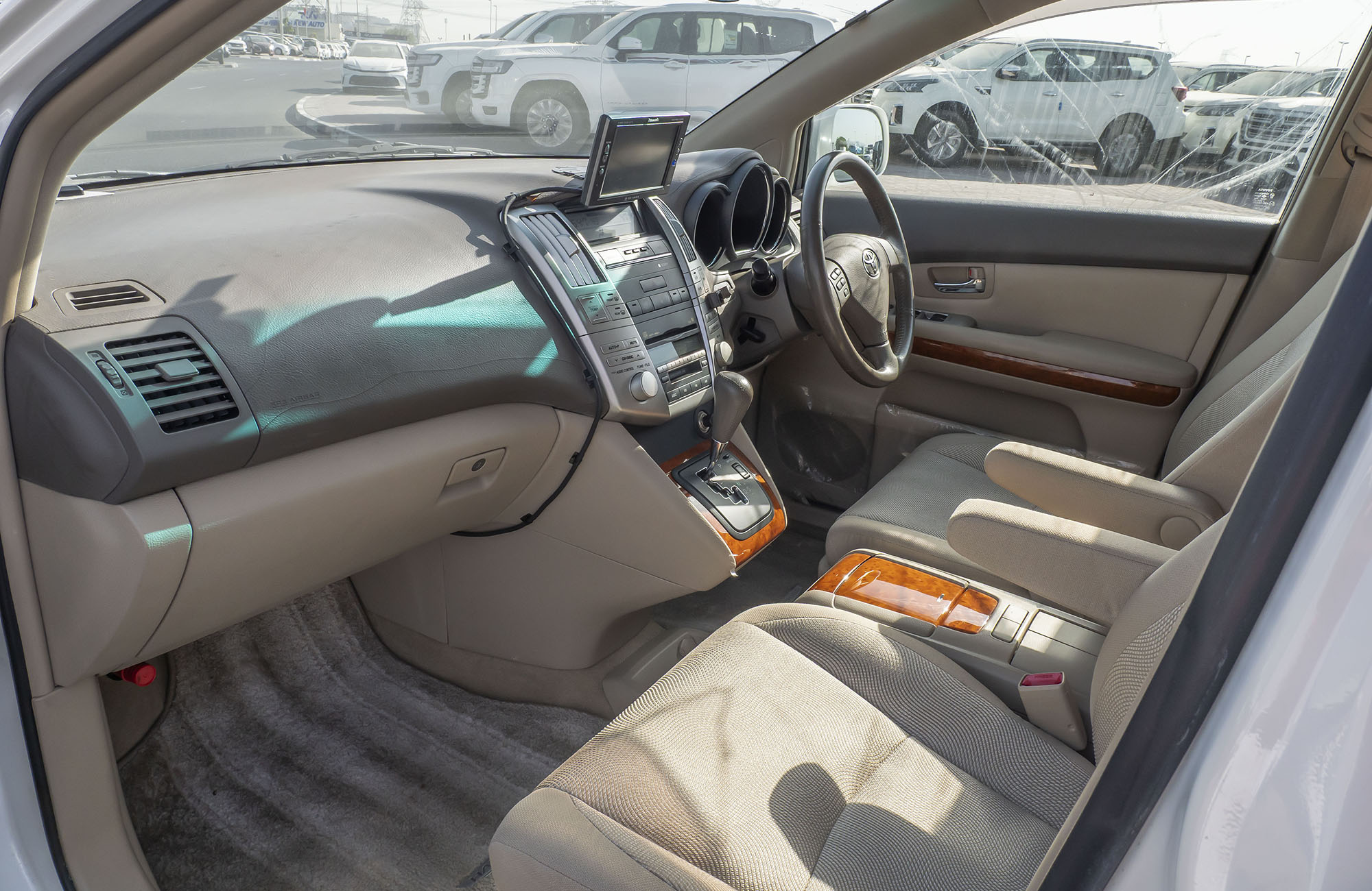
								Toyota Harrier 2WD Model 2005 full									